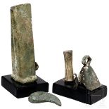 Tüllenbeil und Miniaturtüllenbeil, dazu römische Bronzeglocke und Bronzemodel