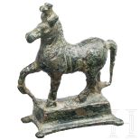 Bronzene Miniaturstatuette eines Pferdes, römisch, 2. - 3. Jhdt.