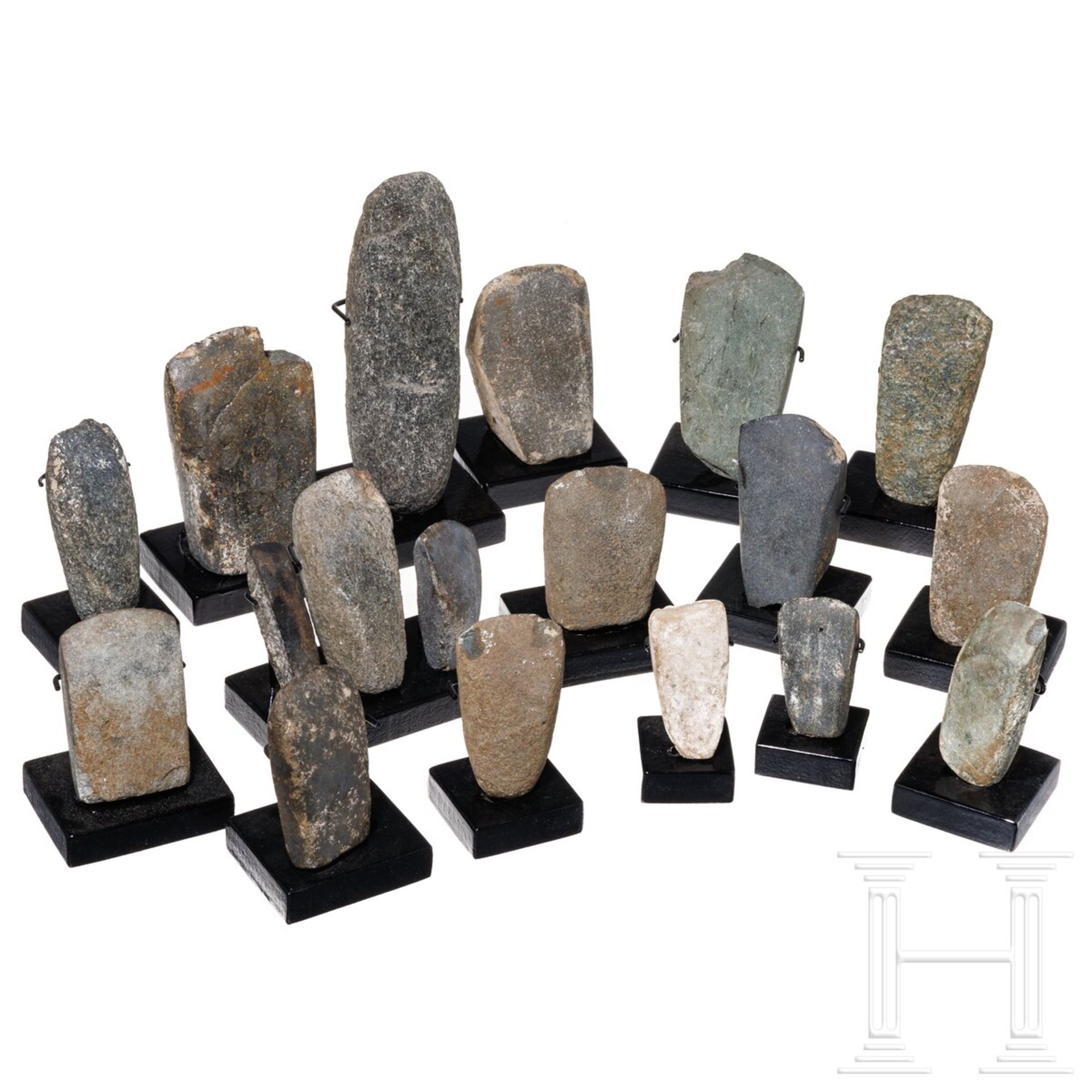 18 neolithische Steinbeile, 4. Jtsd. v. Chr.