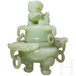 Deckelgefäß aus hellgrüner Jade, China, Ende 19./Anfang 20. Jhdt.