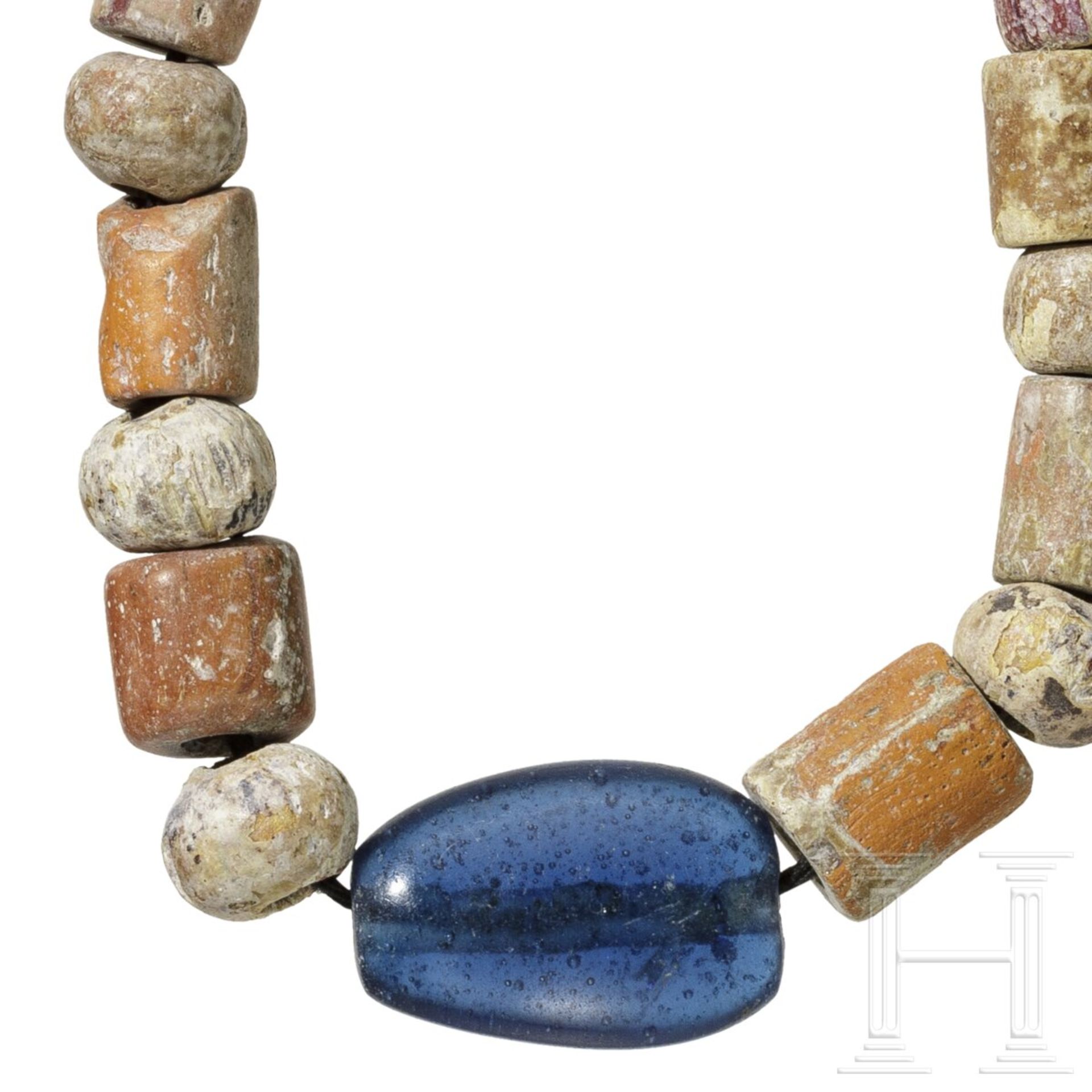 Halskette aus Ton- und Glasperlen diverser antiker Kulturen, 5. Jhdt. v. Chr. - 3. Jhdt. n. Chr. - Bild 3 aus 3