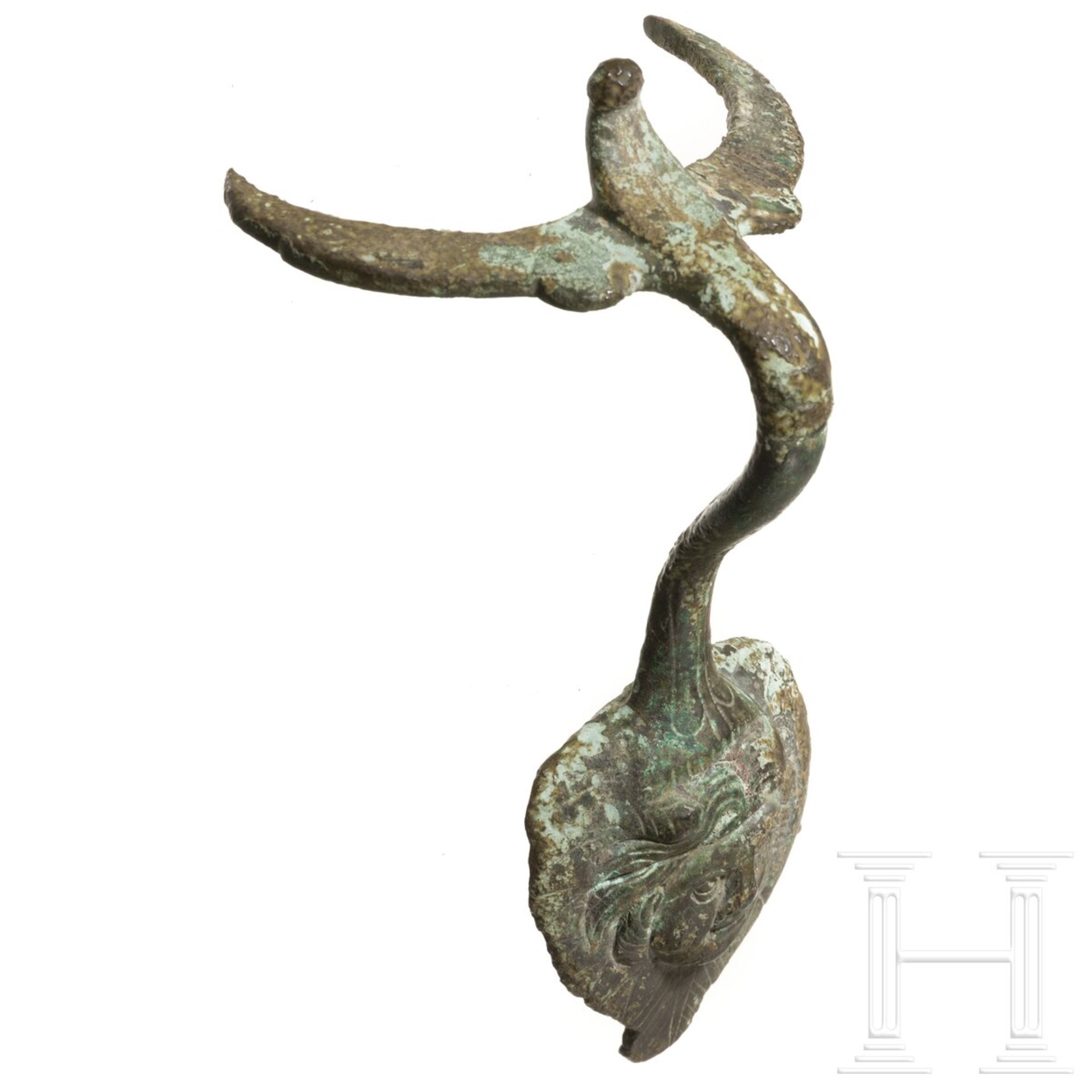 Bronzene Henkelattasche einer Kanne, römisch, 2. - 3. Jhdt. - Bild 2 aus 4