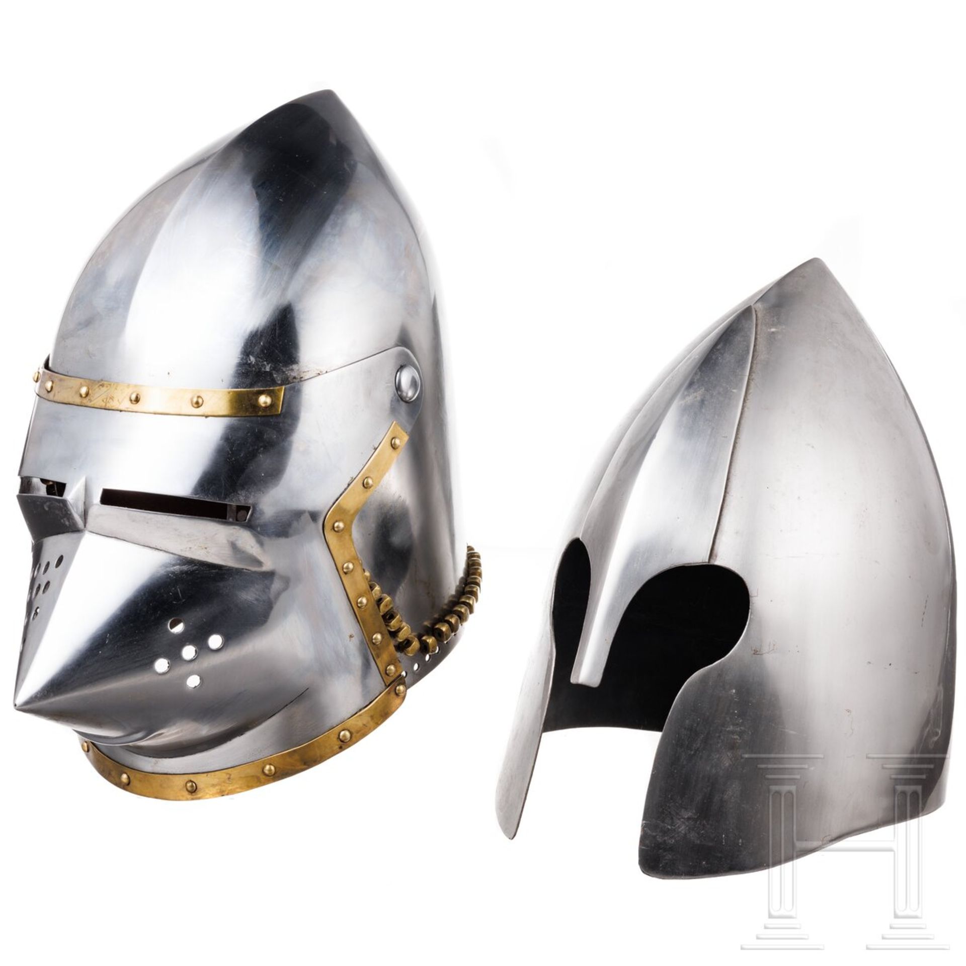 Zwei Helme, neuzeitliche Sammleranfertigungen im Stil des 14. und 15. Jhdts.