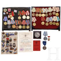 28 Medaillen und 26 Abzeichen, Sowjetunion, ab 1942