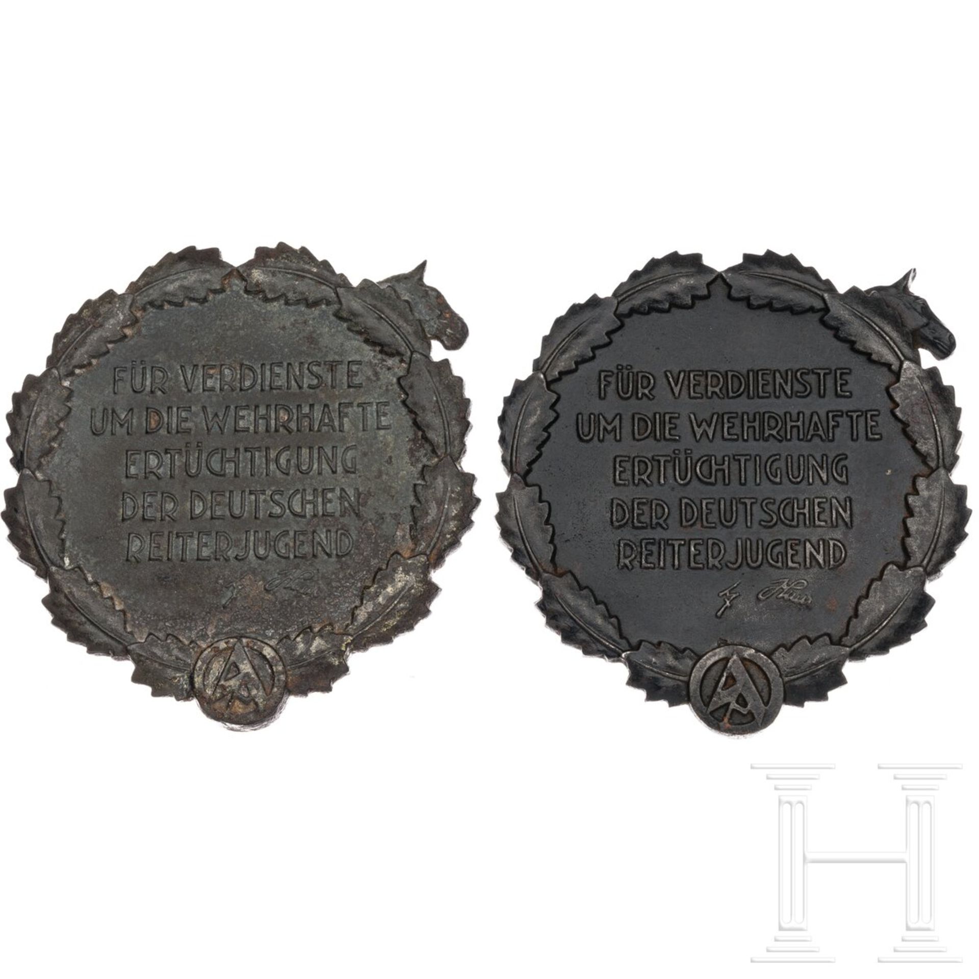 Zwei Plaketten "Für Verdienste um die wehrhafte Ertüchtigung der deutschen Reiterjugend"  - Bild 2 aus 4