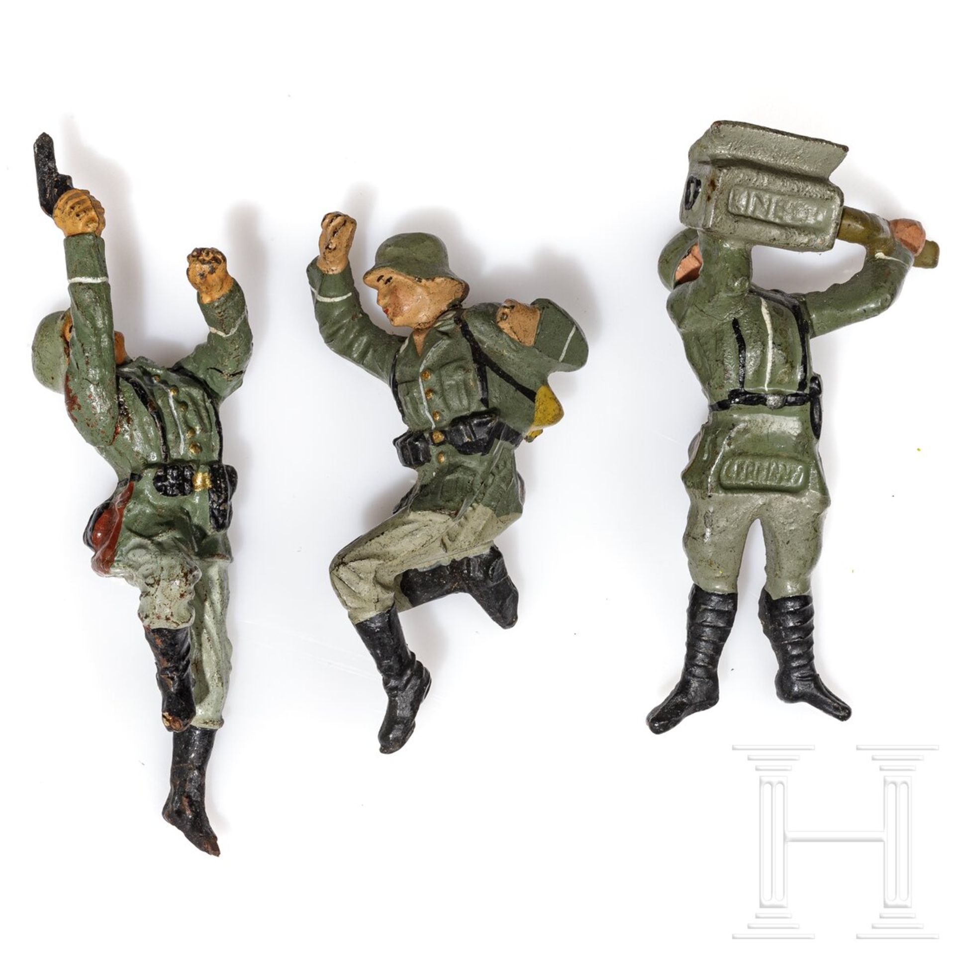 Zwölf kämpfende Lineol- und Elastolin-Soldaten, eine Tanne und fünf Granateinschläge   - Bild 3 aus 3
