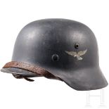 Stahlhelm M 35 der Luftwaffe mit beiden Abzeichen