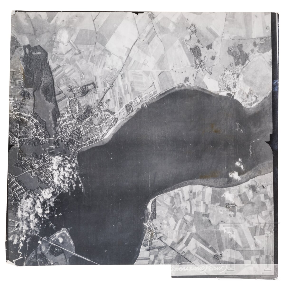 Zwölf Luftaufnahmen von US-Luftangriffen auf Hamburg, Kiel, Stralsund und Emden 1944/45 - Image 4 of 5