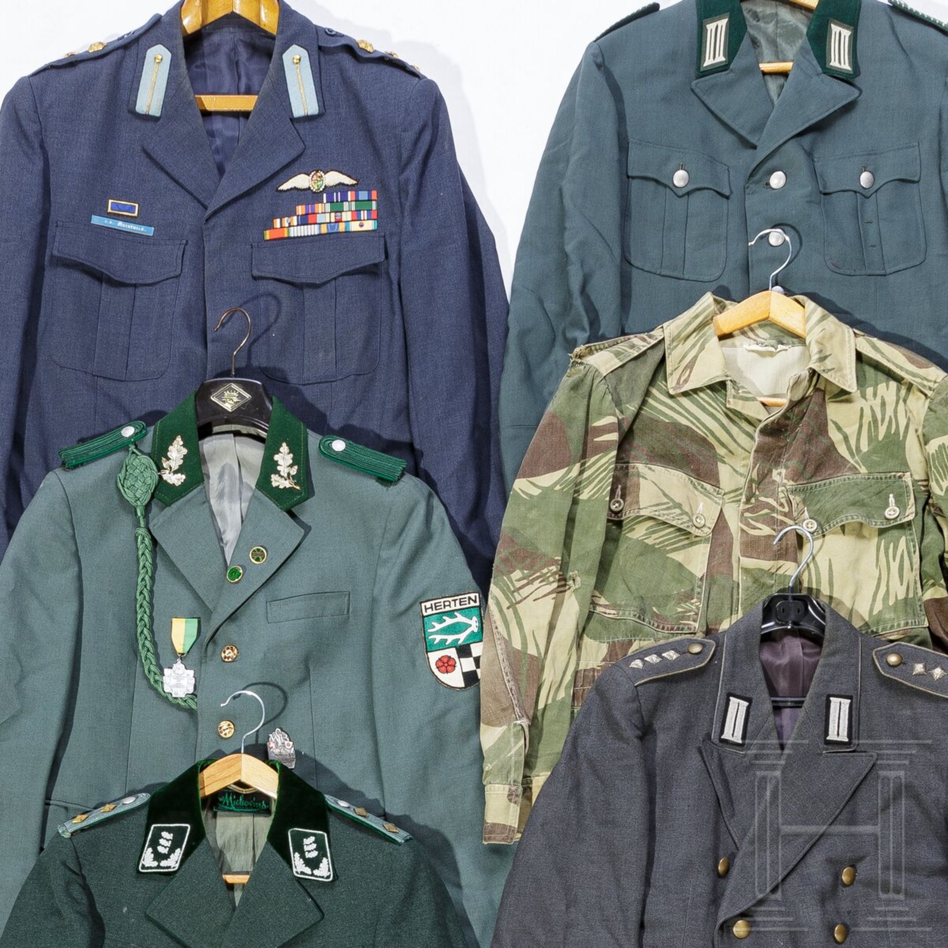 Sammlung zwölf Mützen und sechs Uniformen, meist Westeuropa, 2. Hälfte 20. Jhdt. - Image 3 of 4