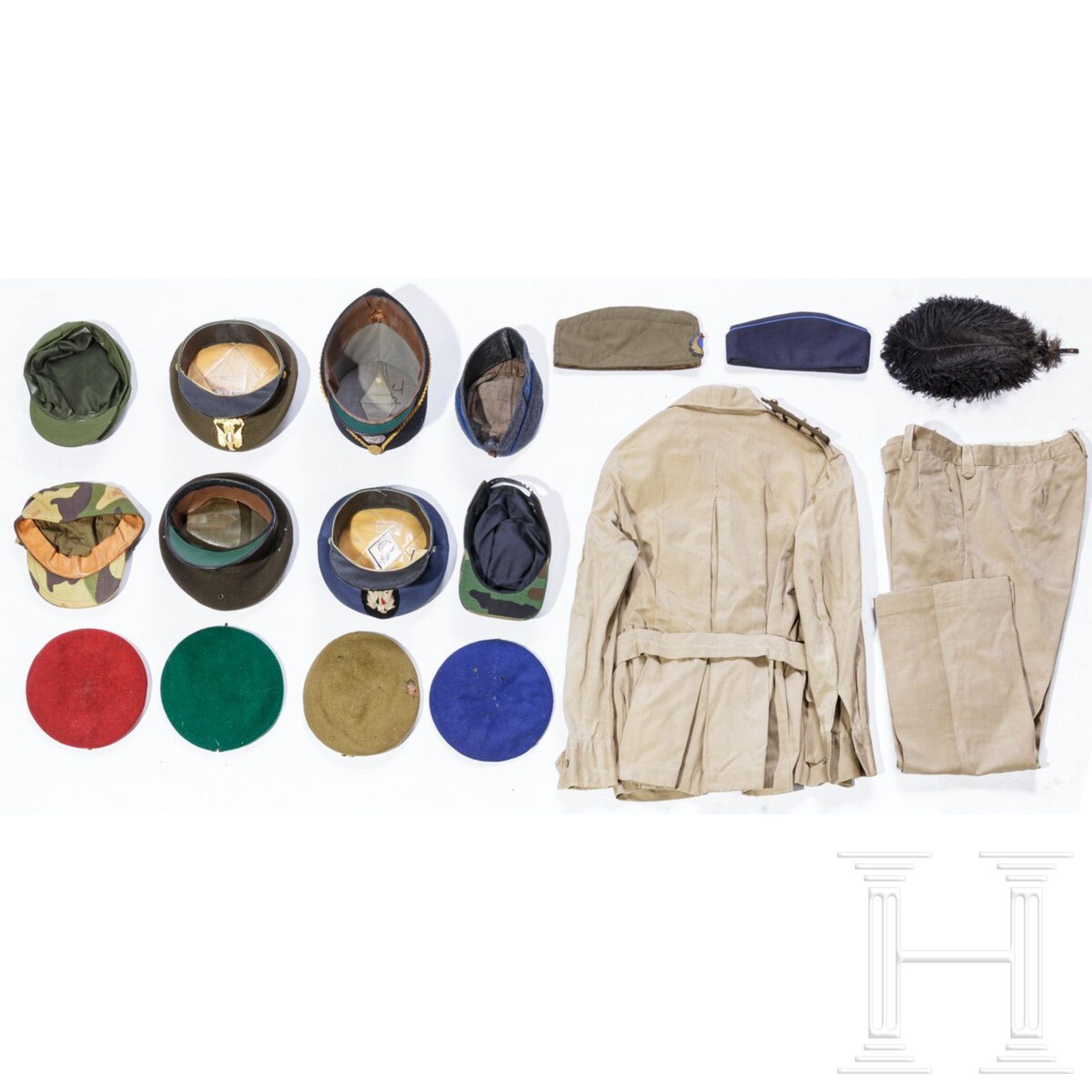 Sammlung 14 Militärmützen und eine Uniform, meist Ägypten, 20. Jhdt. - Image 2 of 2