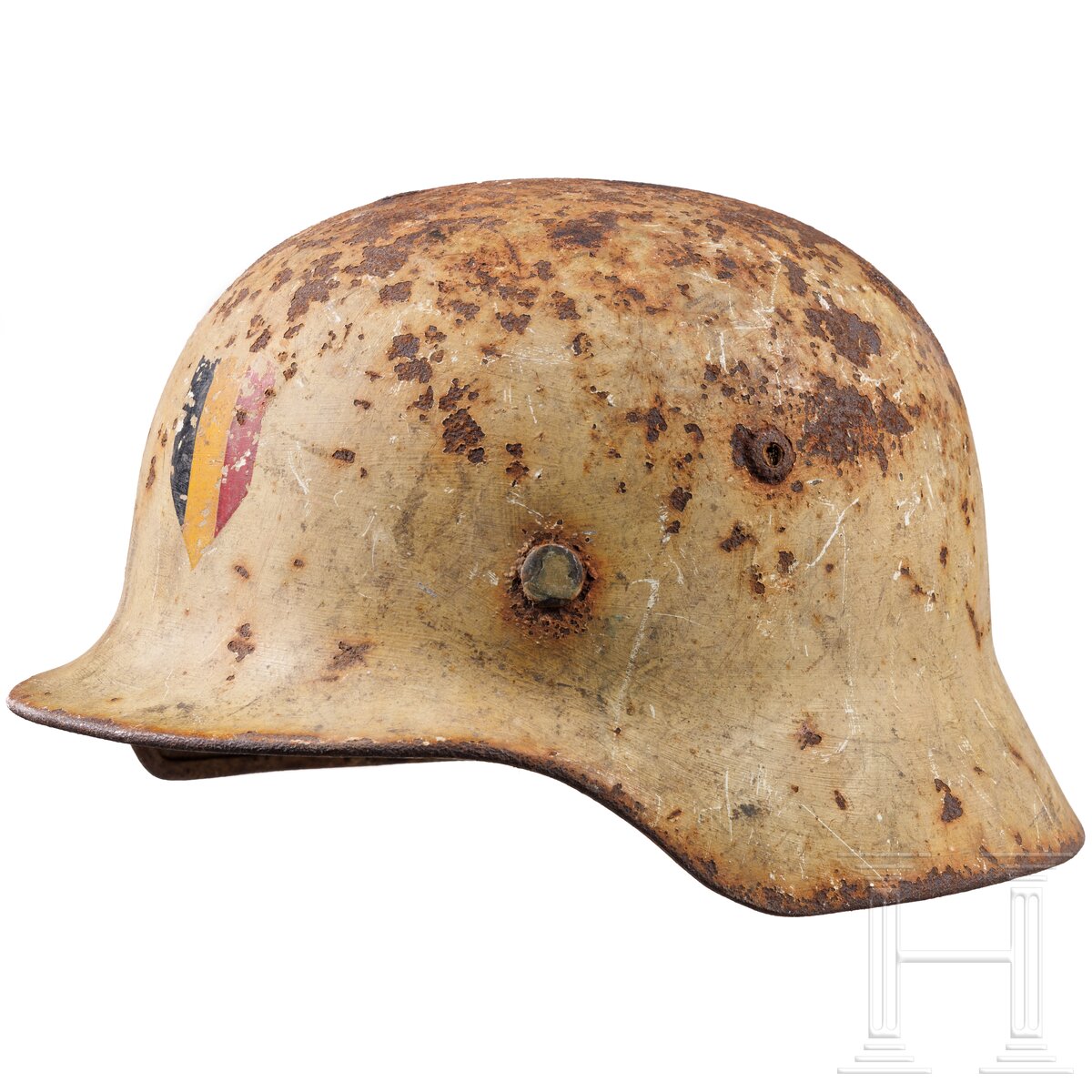 Stahlhelm M 35, deutsch, mit Wintertarnanstrich und belgischem Emblem