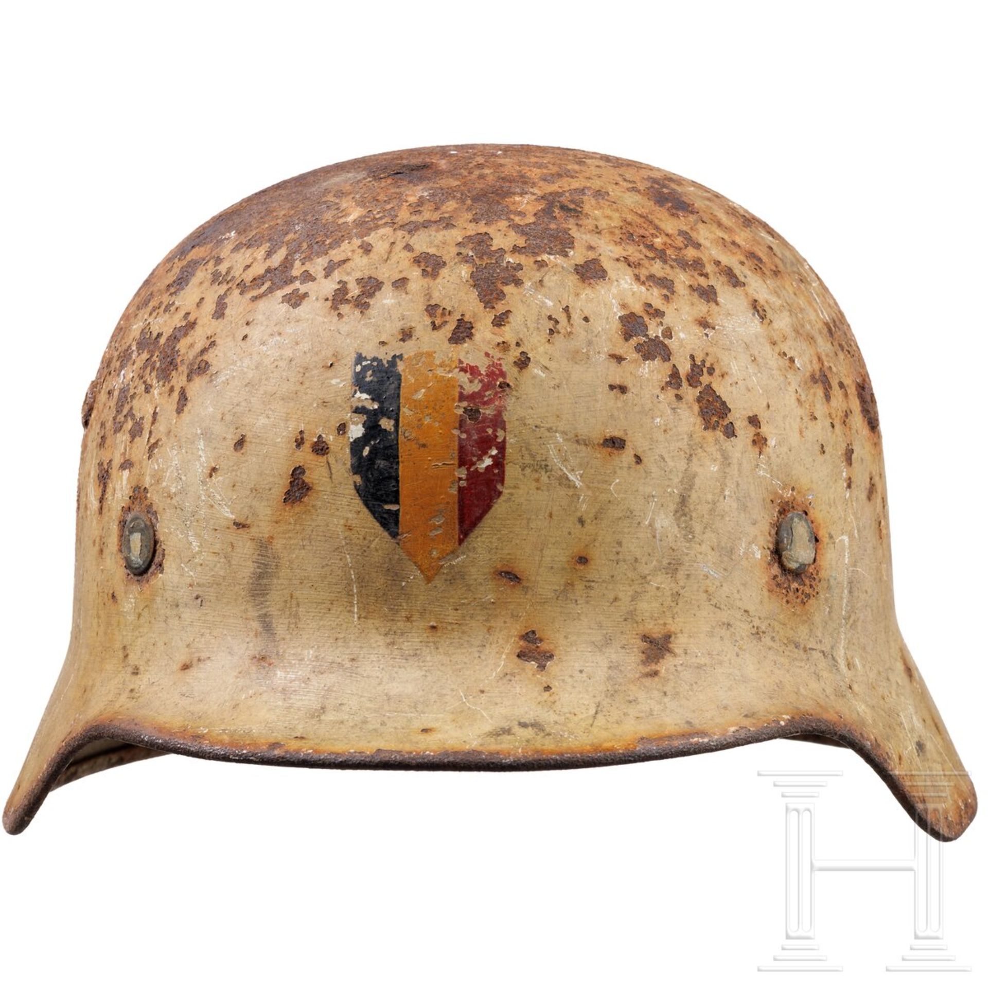 Stahlhelm M 35, deutsch, mit Wintertarnanstrich und belgischem Emblem - Bild 4 aus 6