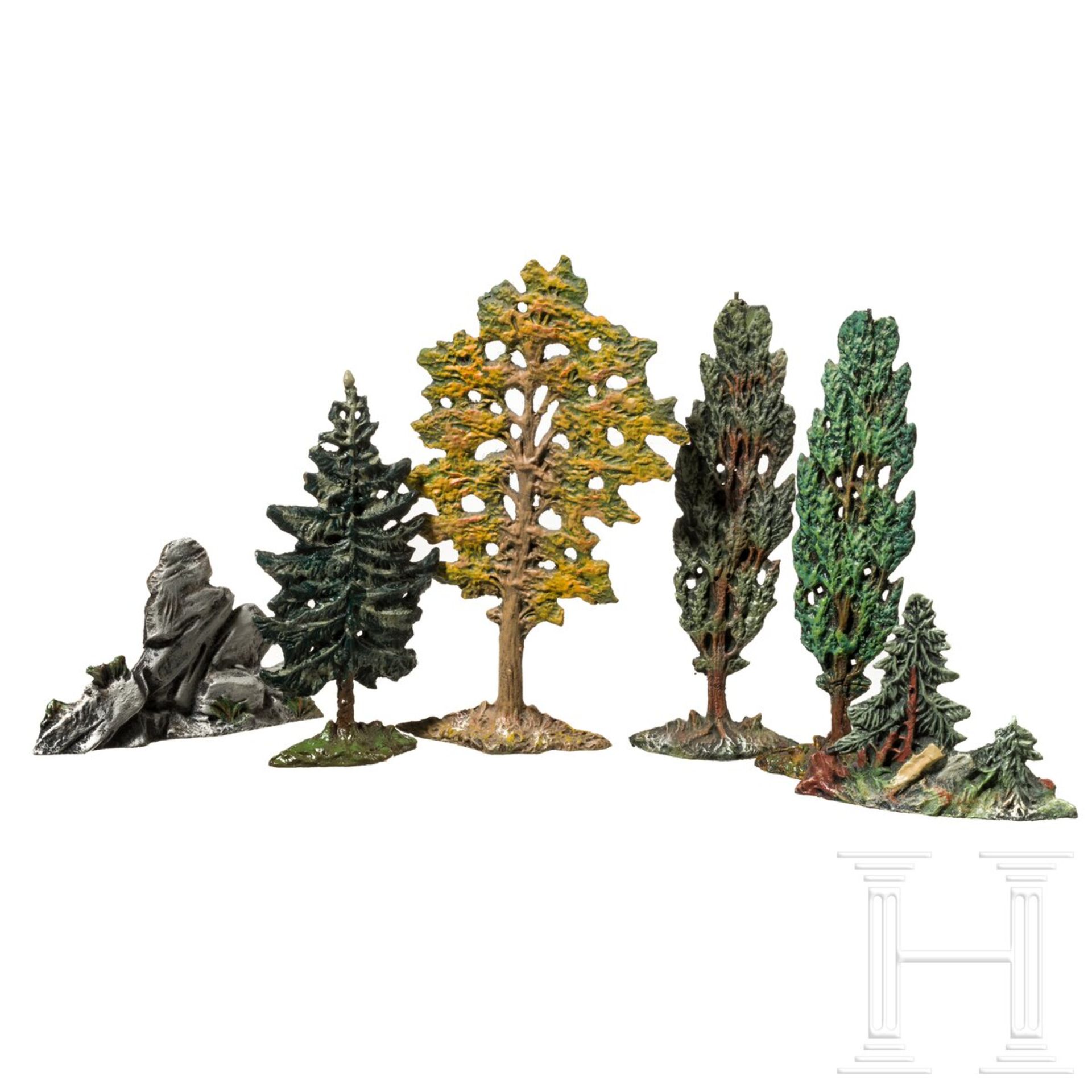 Fünf Elastolin Bäume (Pappeln, Tannen, Buche) und ein Felsstück - Bild 2 aus 3