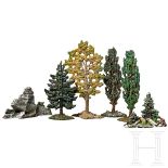 Fünf Elastolin Bäume (Pappeln, Tannen, Buche) und ein Felsstück