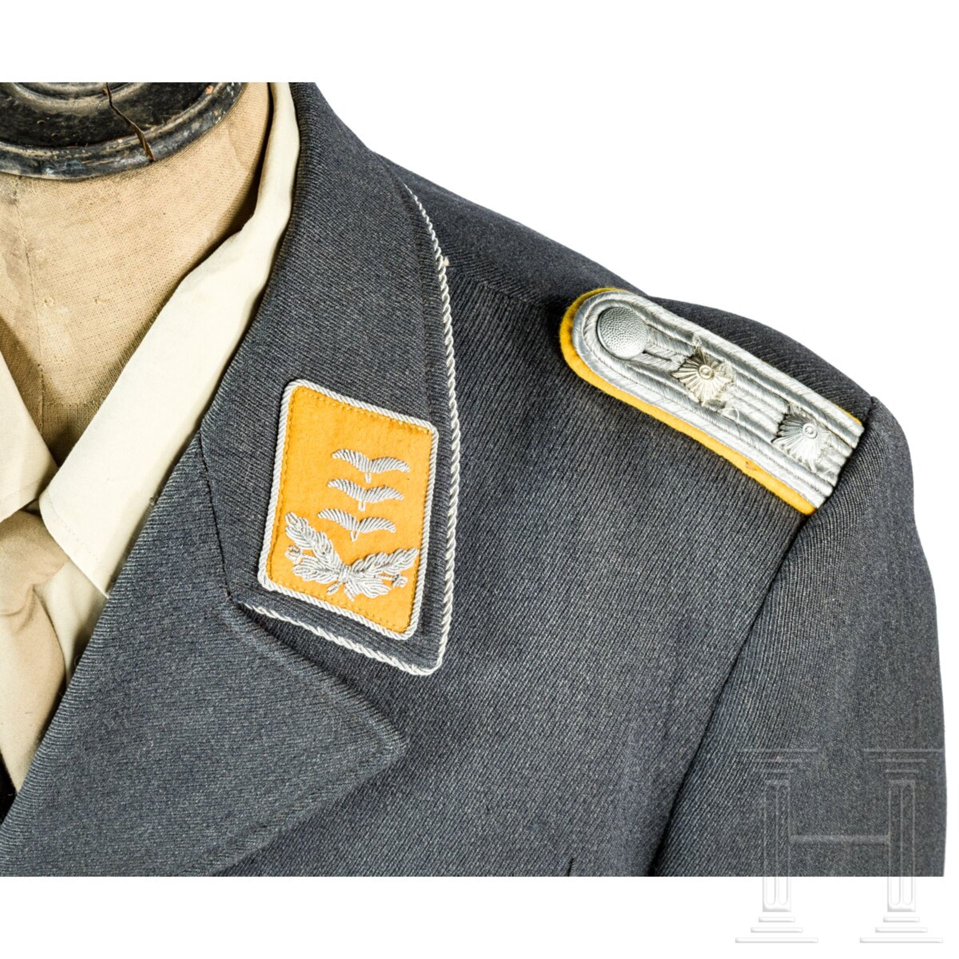 Uniformensemble für einen Hauptmann der Flieger- oder Fallschirmtruppe - Image 3 of 9