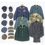 Sammlung zwölf Mützen und sechs Uniformen, meist Westeuropa, 2. Hälfte 20. Jhdt.