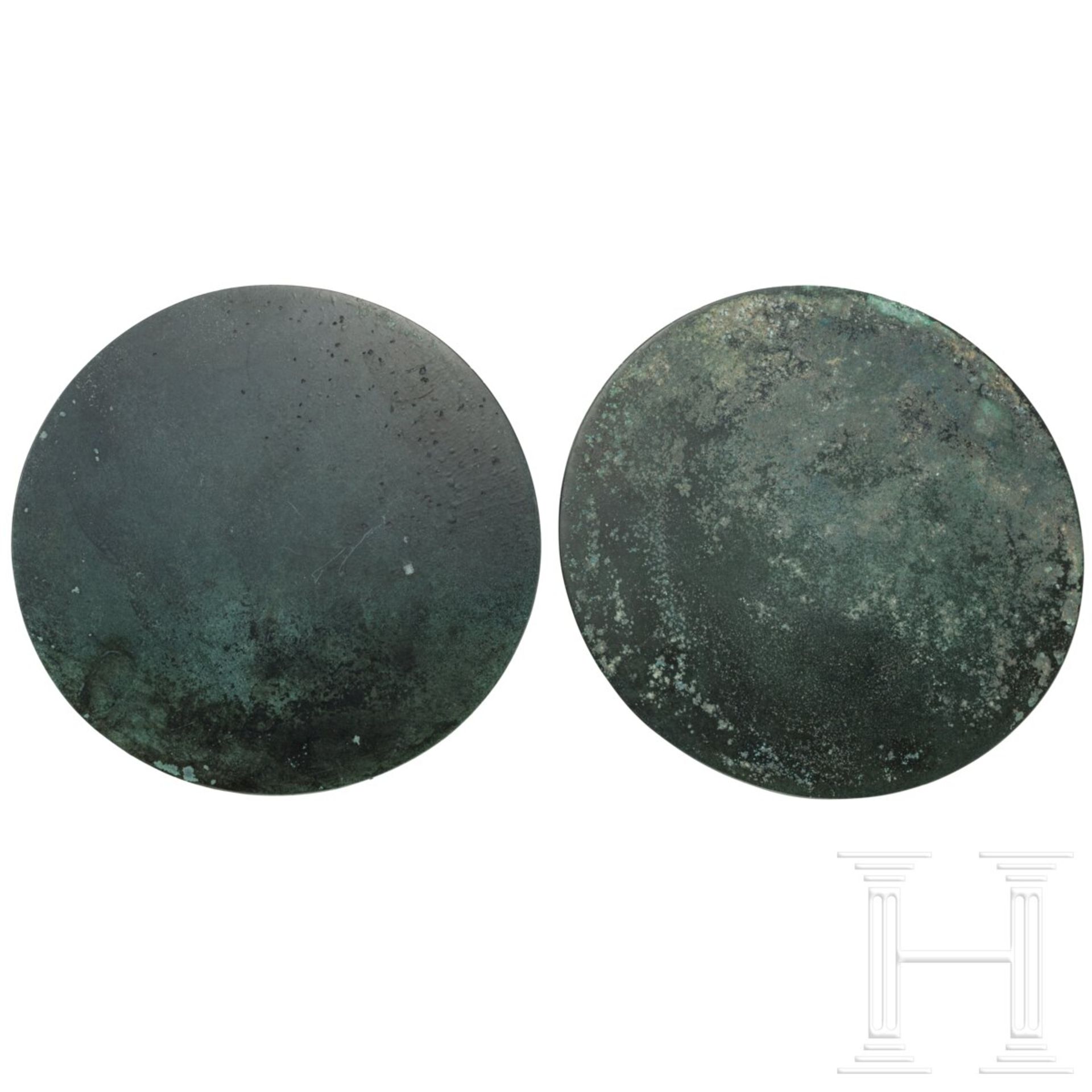 Ein Paar Bronze-Spiegel, China, wohl 20. Jhdt. - Bild 3 aus 3