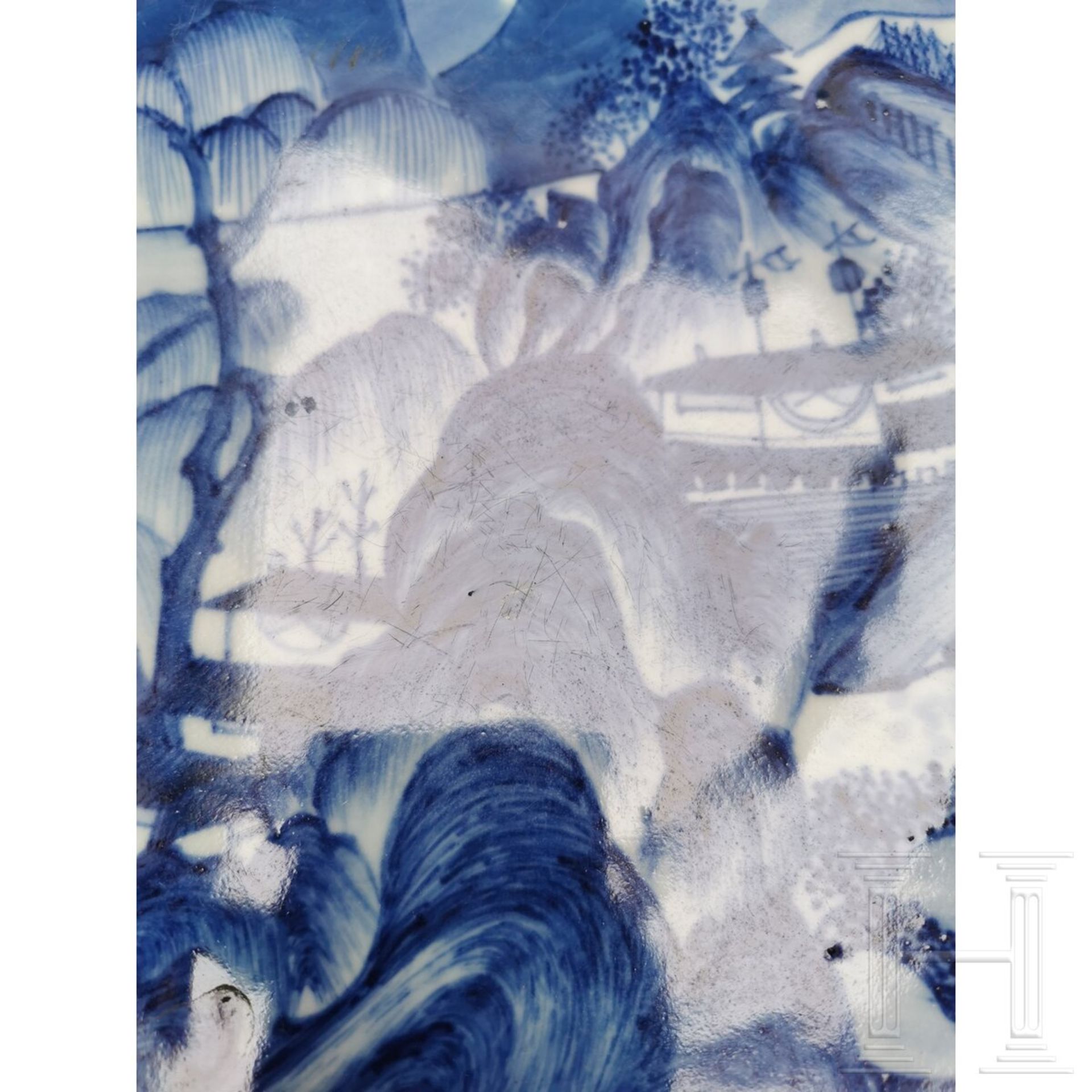 Große blaue-weiße Schale mit Seen- und Berglandschaft, China, wohl 19./20. Jhdt. - Bild 18 aus 19