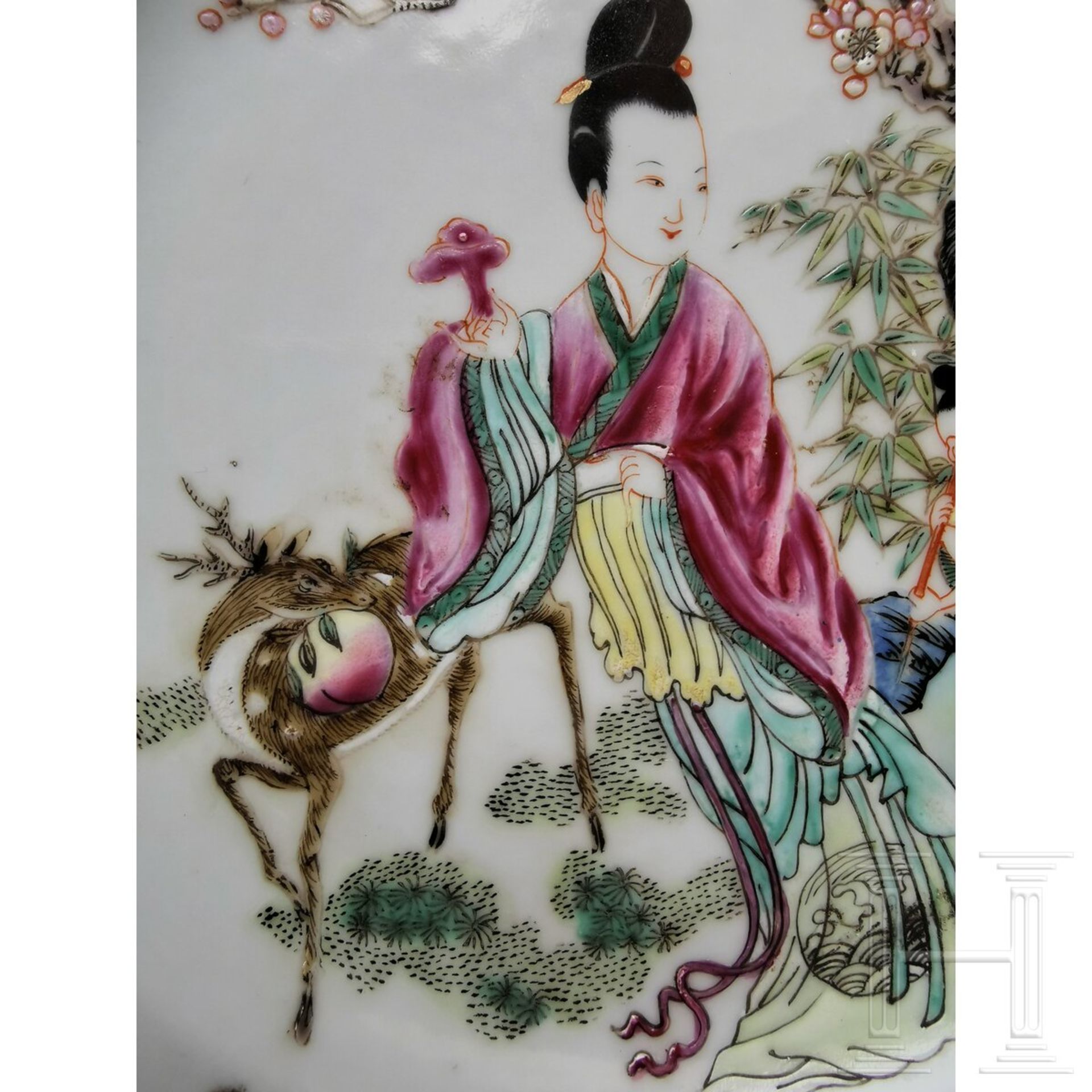 Famille-rose-Teller mit der Göttin Magu, China, wohl Yongzheng-Periode (Anfang 18. Jhdt.) - Bild 3 aus 15