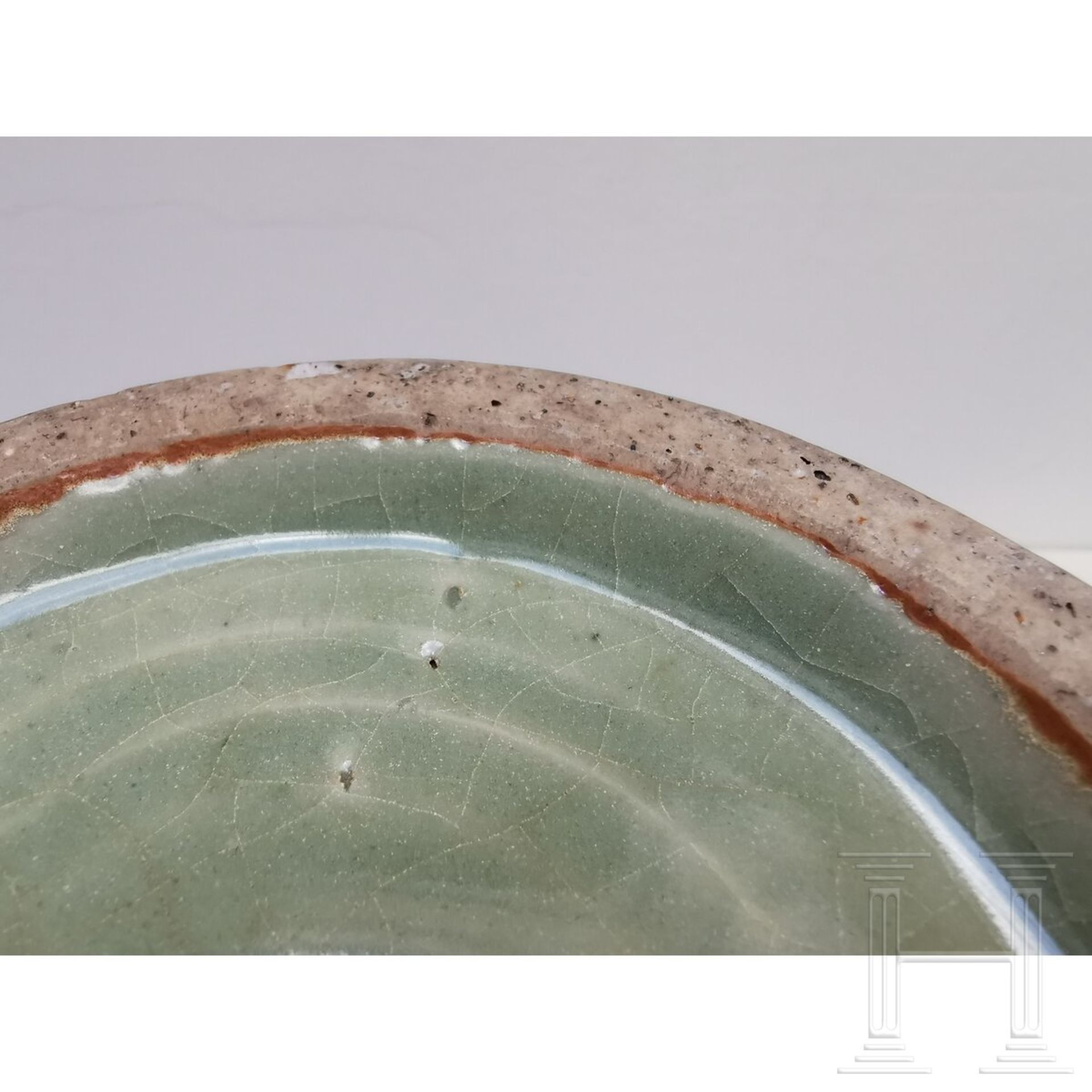 Lonquan-Seladon-Vase mit Grotesken, China, wohl Yuan-Dynastie - Bild 14 aus 24