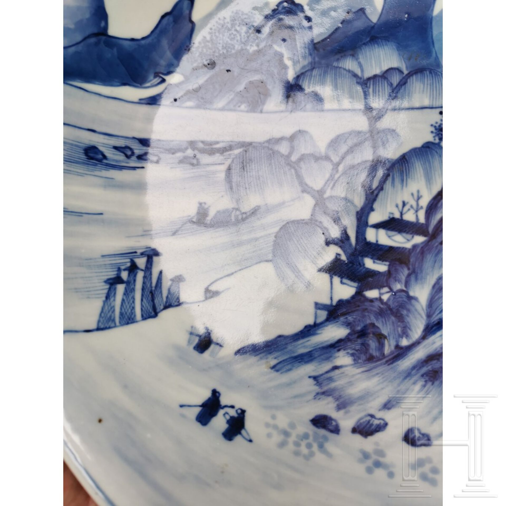 Große blaue-weiße Schale mit Seen- und Berglandschaft, China, wohl 19./20. Jhdt. - Image 14 of 19