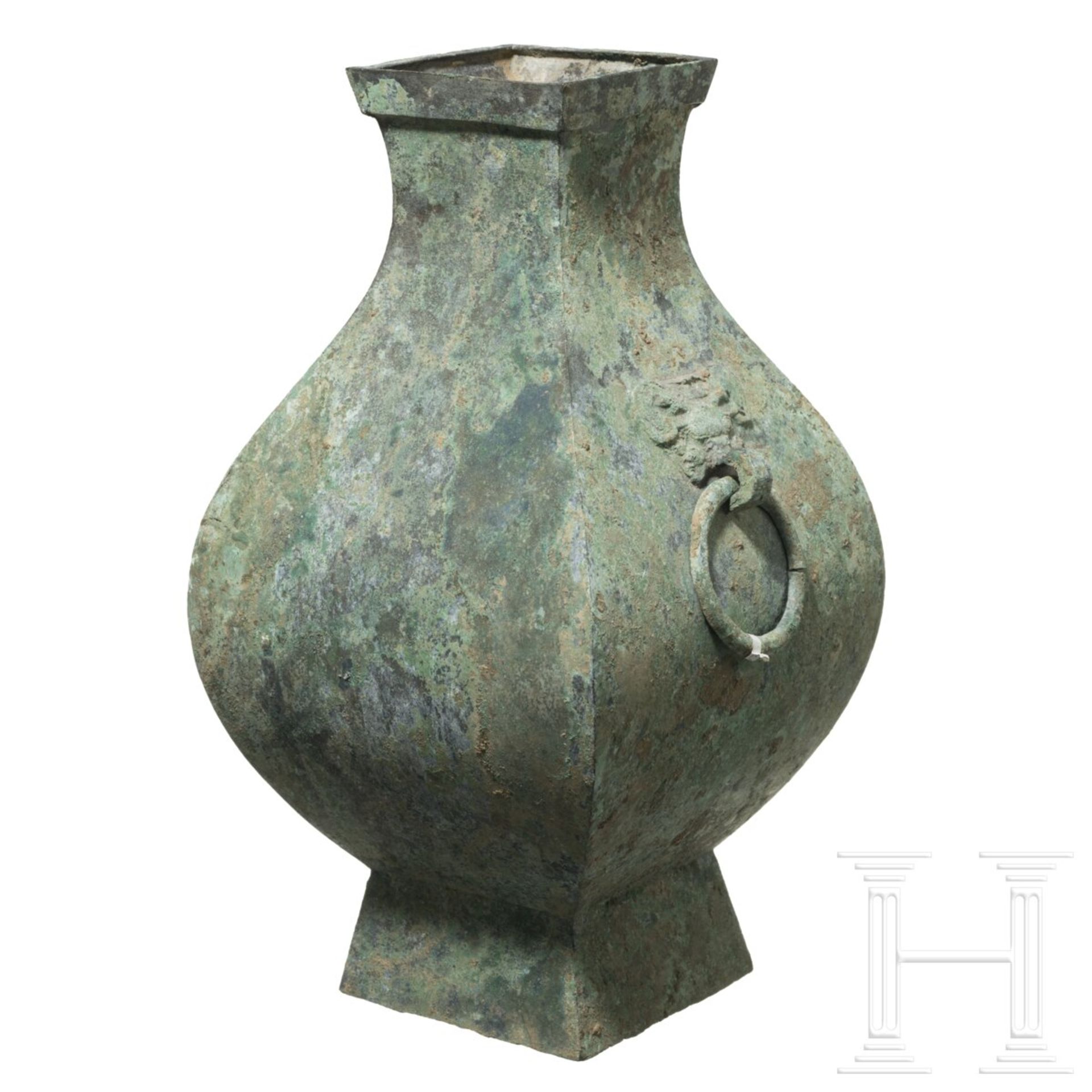 Bronze-Ritualgefäß vom Typ Fanghu, China, Han-Dynastie, 206 v. Chr. - 200 n. Chr. - Bild 3 aus 7