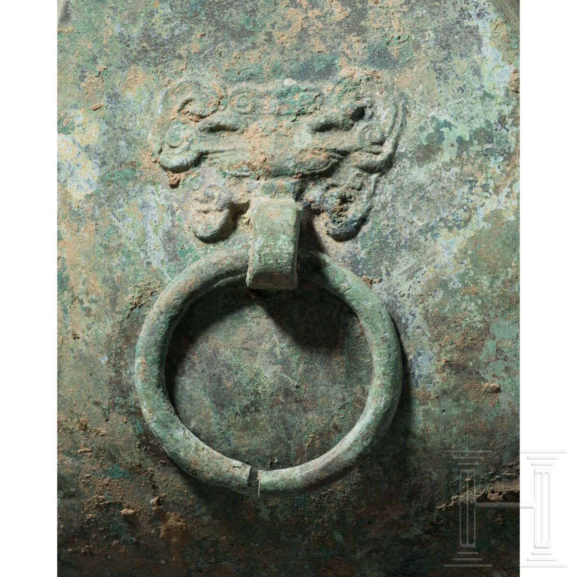Bronze-Ritualgefäß vom Typ Fanghu, China, Han-Dynastie, 206 v. Chr. - 200 n. Chr. - Bild 5 aus 7