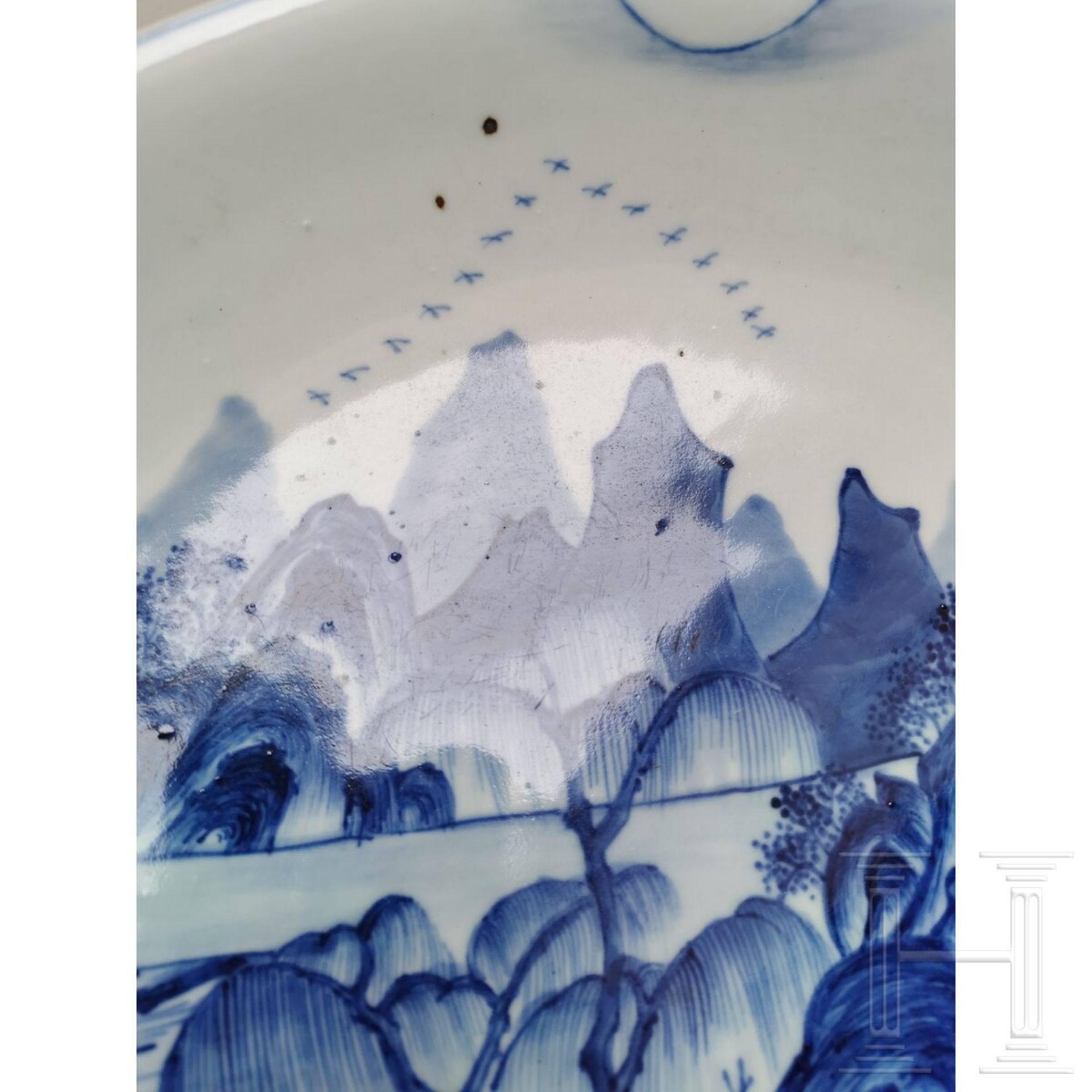 Große blaue-weiße Schale mit Seen- und Berglandschaft, China, wohl 19./20. Jhdt. - Image 10 of 19