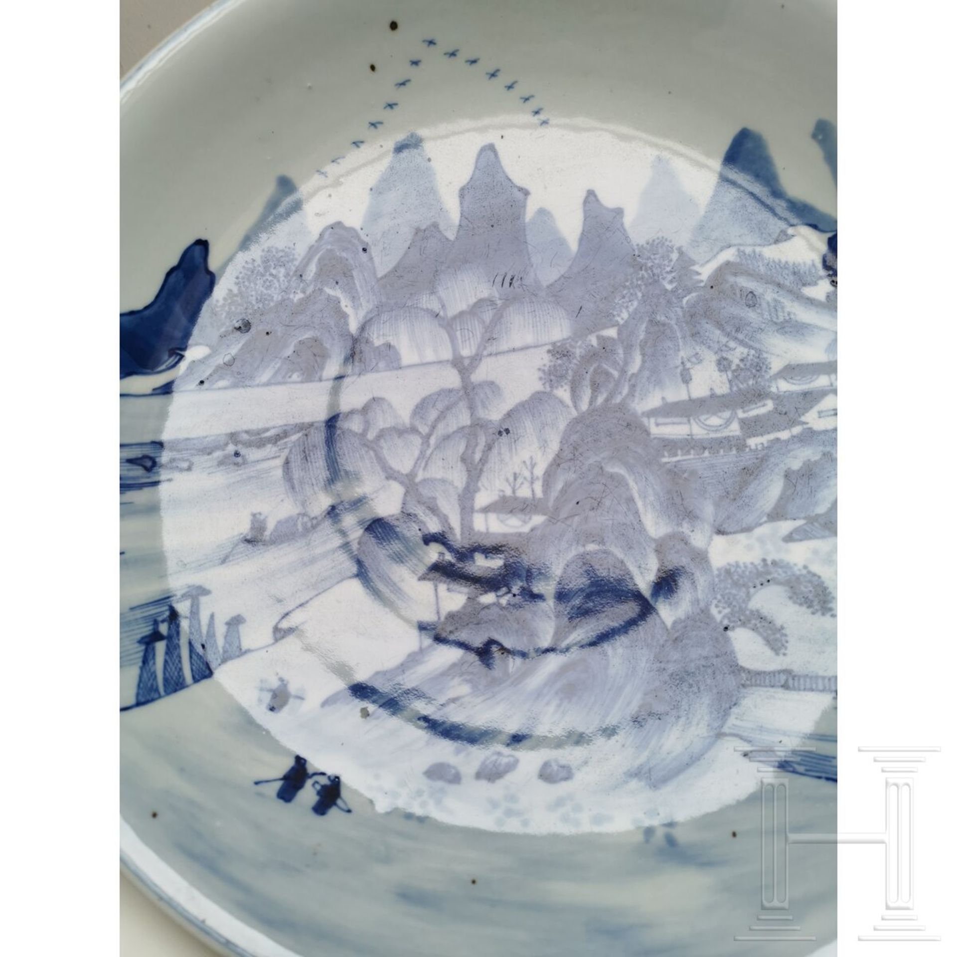 Große blaue-weiße Schale mit Seen- und Berglandschaft, China, wohl 19./20. Jhdt. - Bild 17 aus 19