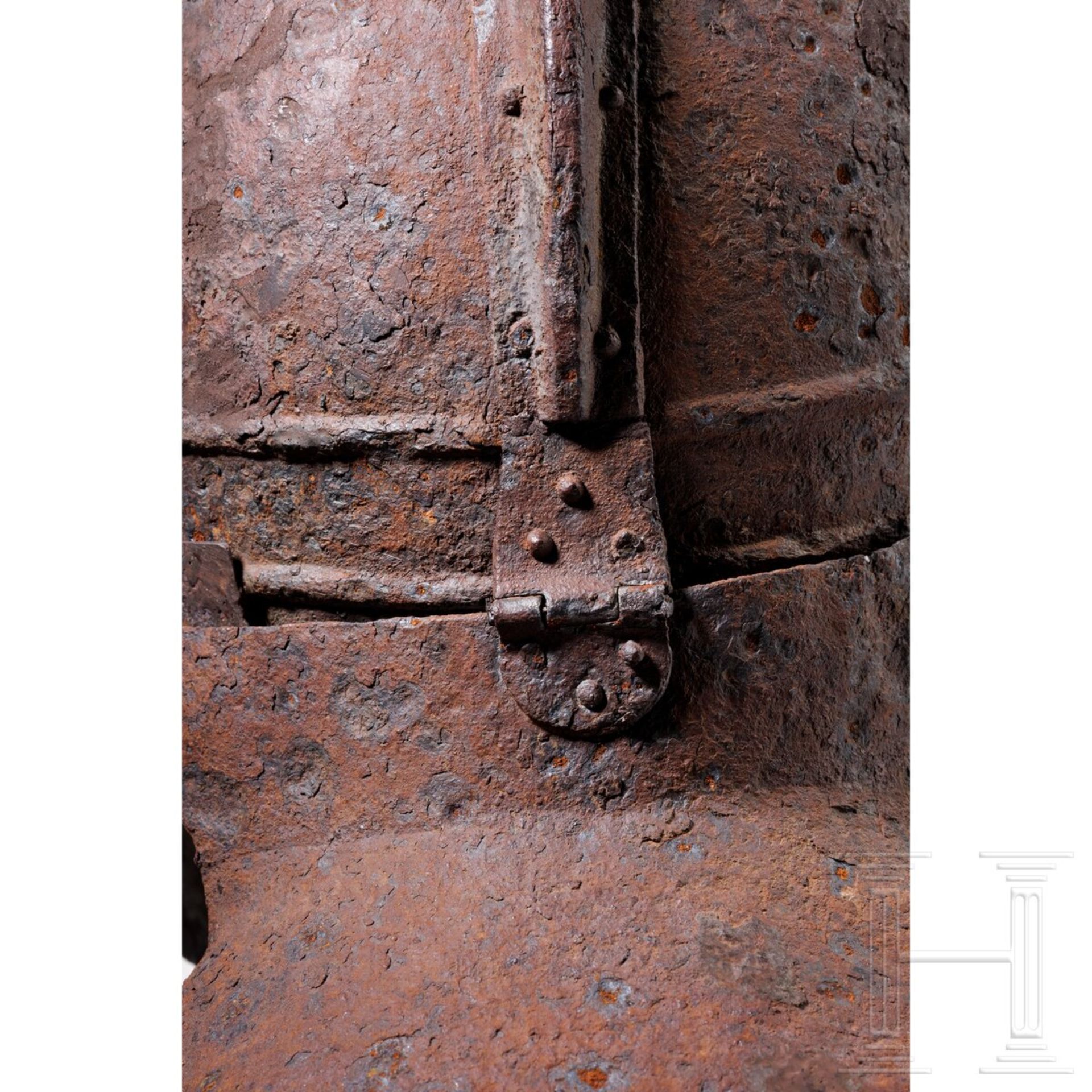 Spätrömischer, zweischaliger Kammhelm aus Eisen, 4. Jhdt. n. Chr., dazu ein zeitgleicher Schildbucke - Image 12 of 12