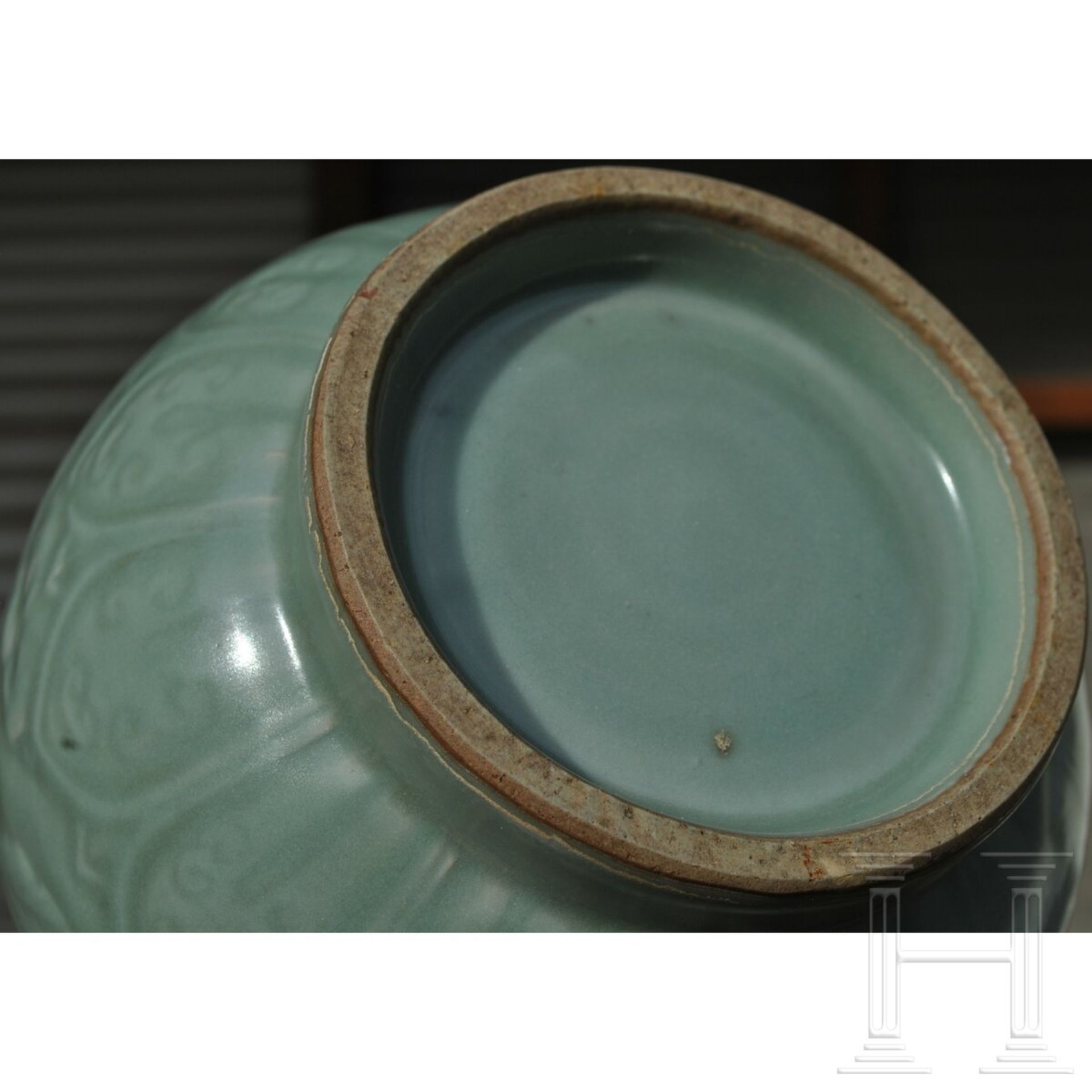 Longquan-Seladon-Yuhuchun-Vase, wohl Ming-Dynastie (1368 - 1644) - Bild 16 aus 18