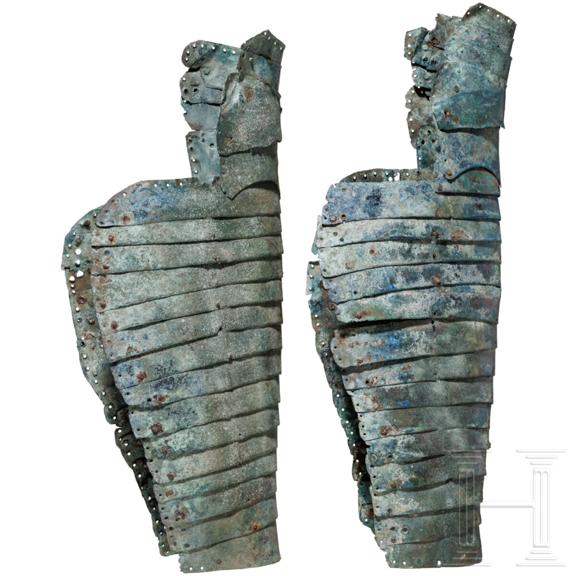 Römische Lamellen-Beinschienen eines Panzerreiters (catafractarius), 3. Jhdt. - Bild 3 aus 9
