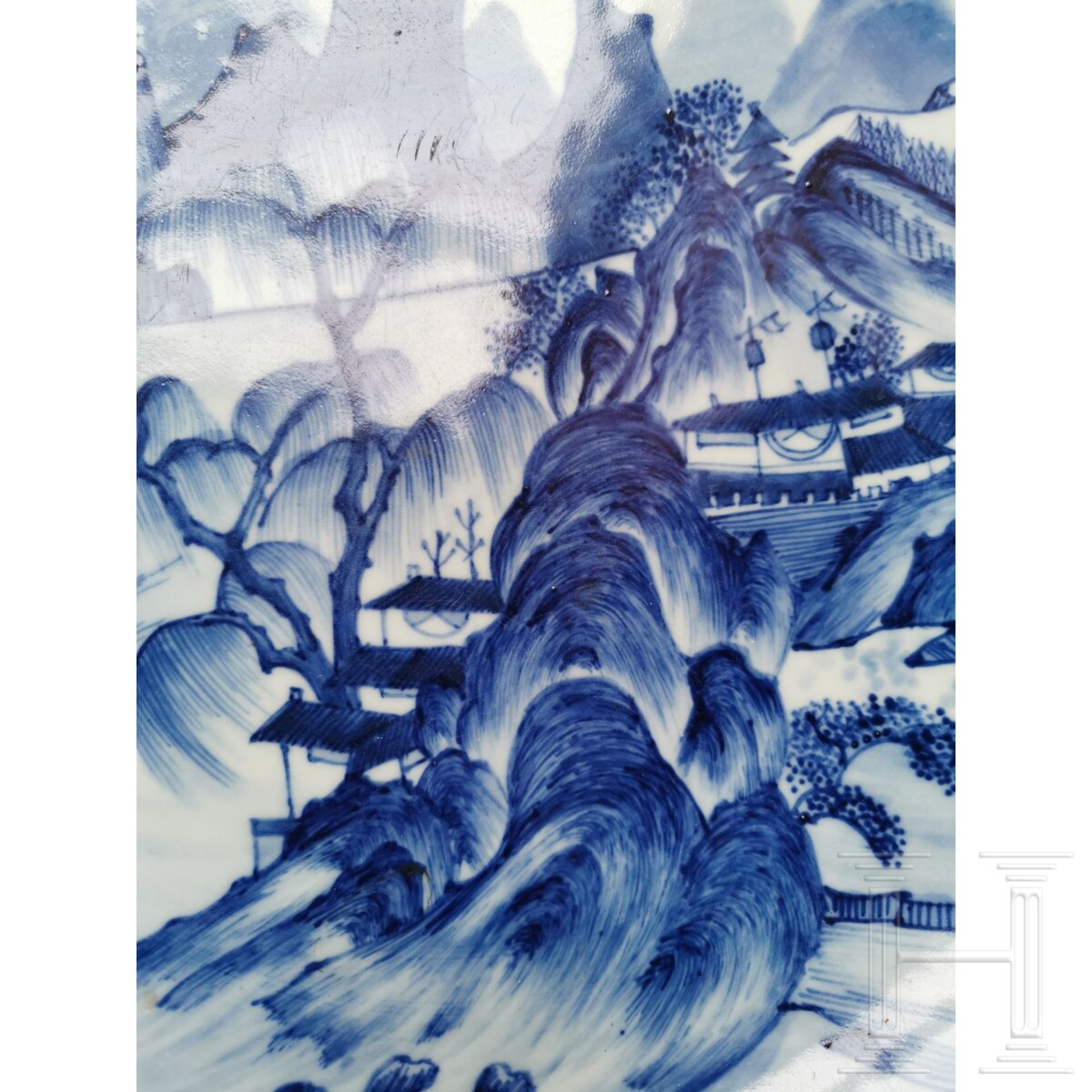Große blaue-weiße Schale mit Seen- und Berglandschaft, China, wohl 19./20. Jhdt. - Image 7 of 19