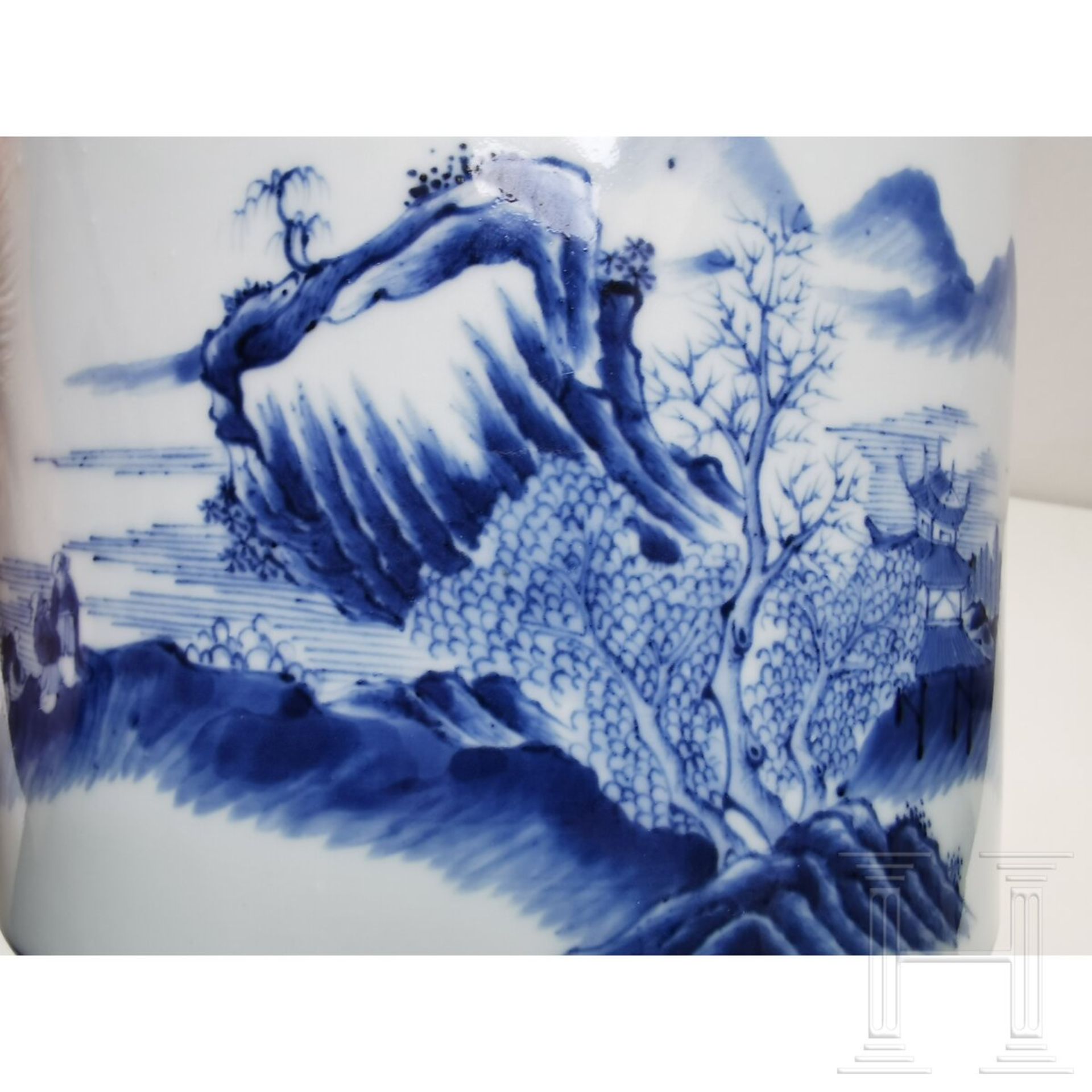 Großer blau-weißer Pinseltopf mit Berglandschaft, China, 19./20. Jhdt. - Bild 12 aus 16