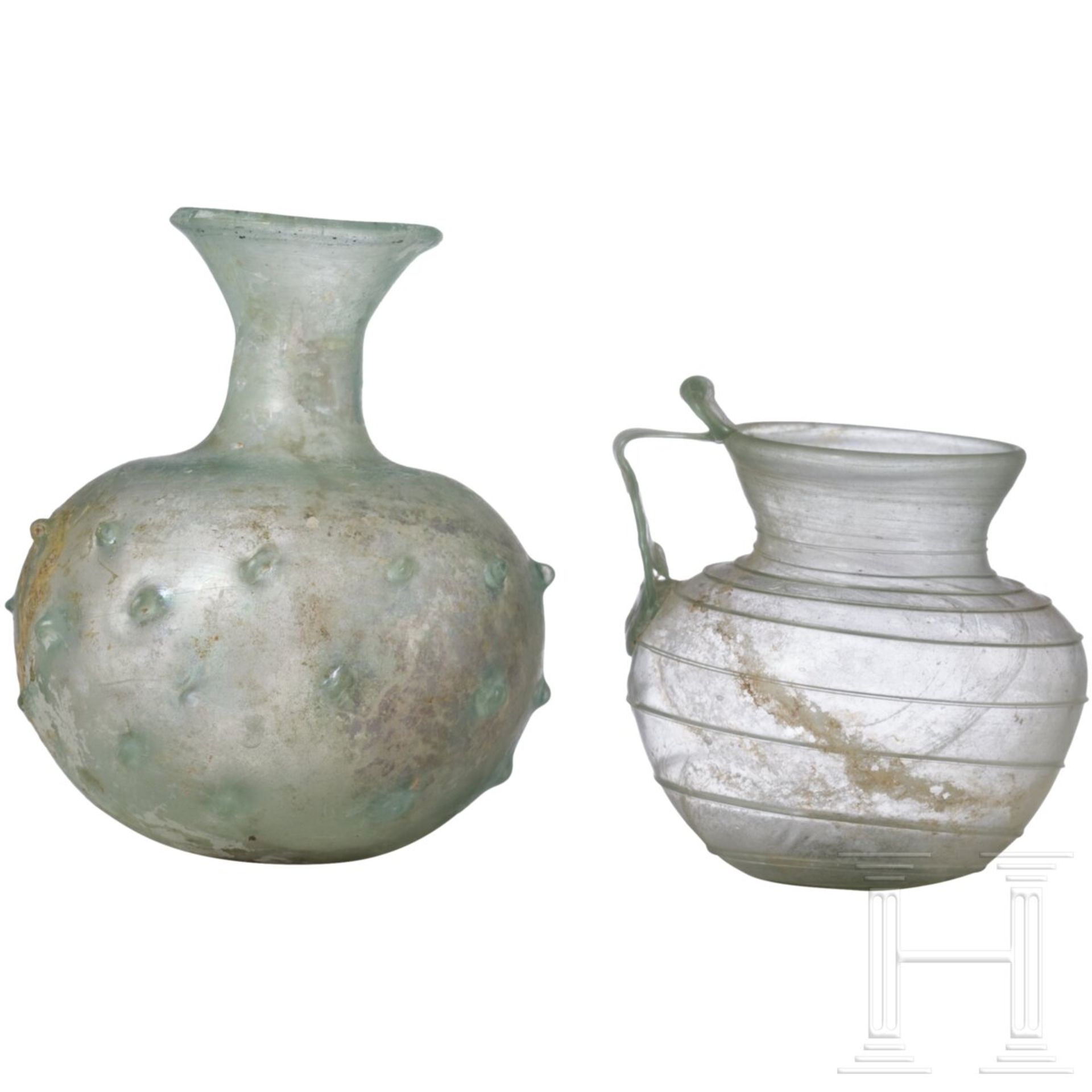 Drei Glasgefäße und eine große Glasflasche, römisch, 3./4. Jhdt. (Flasche später) - Image 5 of 5