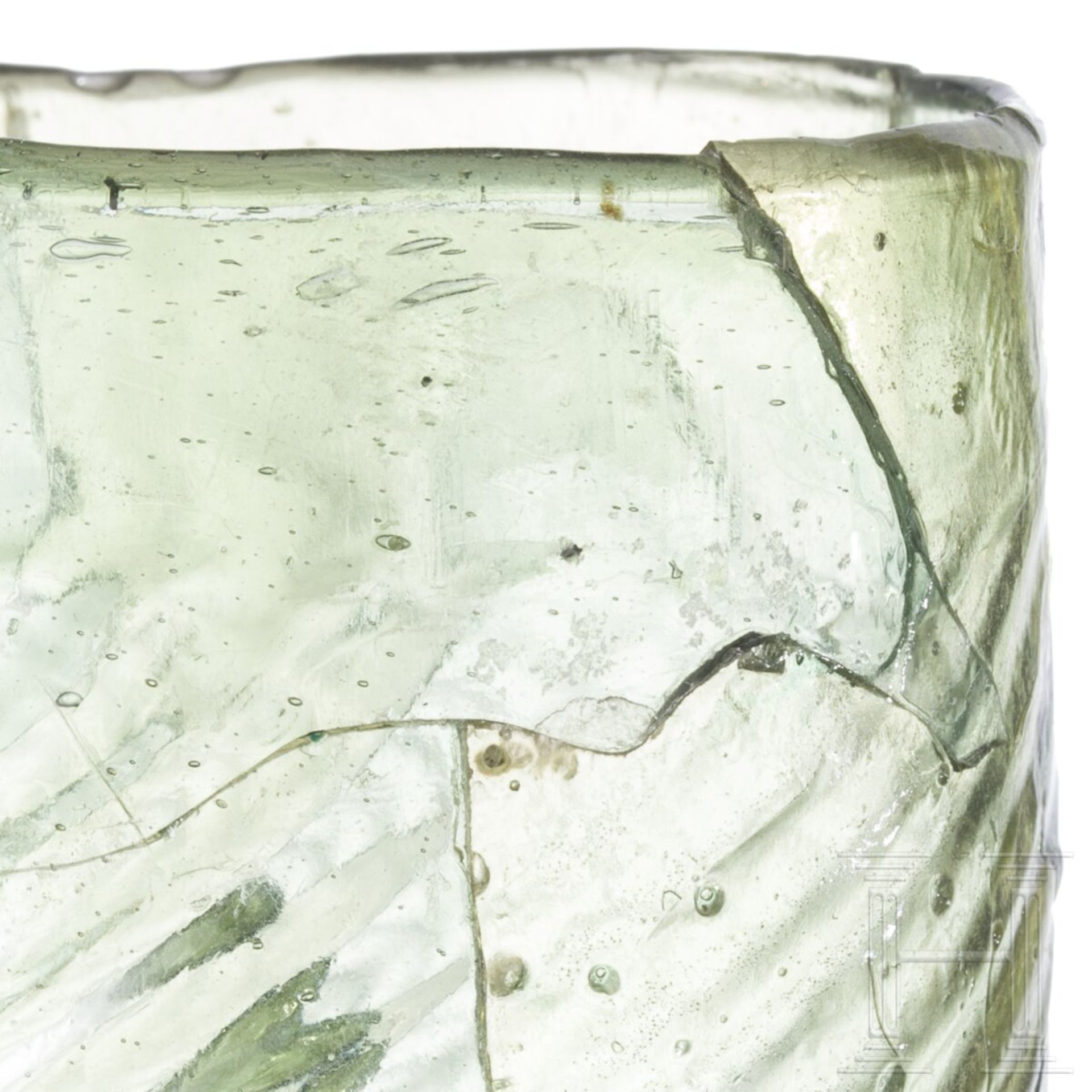 Glasbecher mit geripptem Dekor, deutsch, um 1500 - Bild 5 aus 5