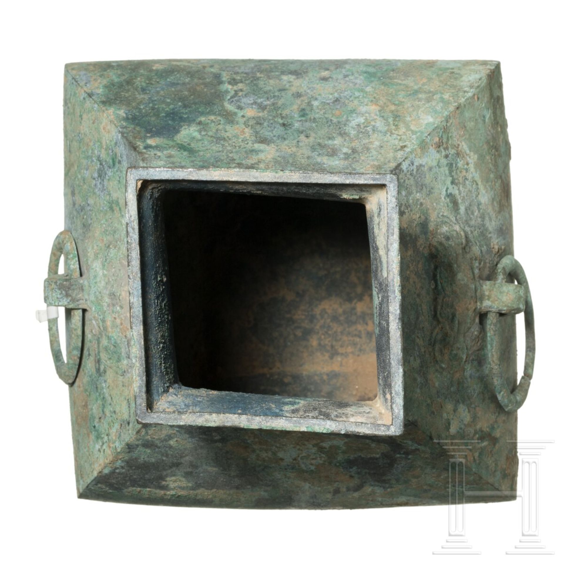 Bronze-Ritualgefäß vom Typ Fanghu, China, Han-Dynastie, 206 v. Chr. - 200 n. Chr. - Bild 6 aus 7