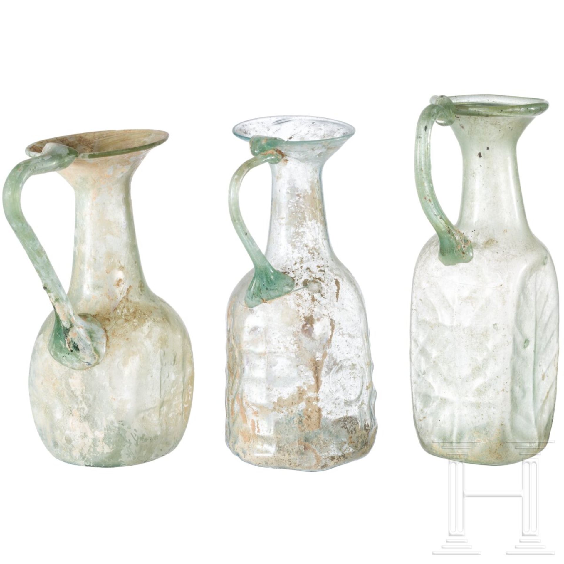 Drei Henkelflaschen, römisch, 3./4. Jhdt. n. Chr.  - Bild 2 aus 3