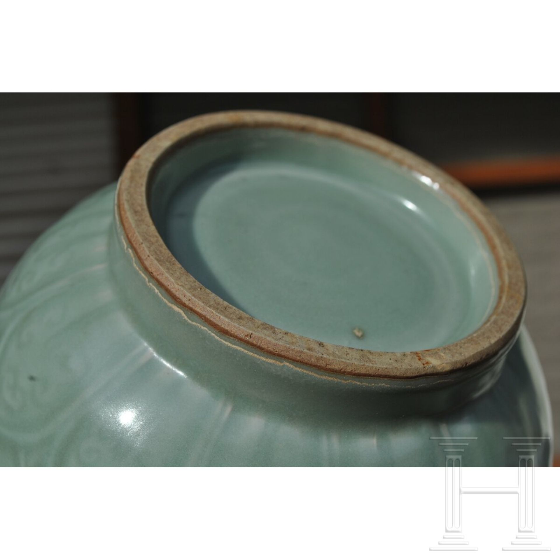 Longquan-Seladon-Yuhuchun-Vase, wohl Ming-Dynastie (1368 - 1644) - Bild 17 aus 18
