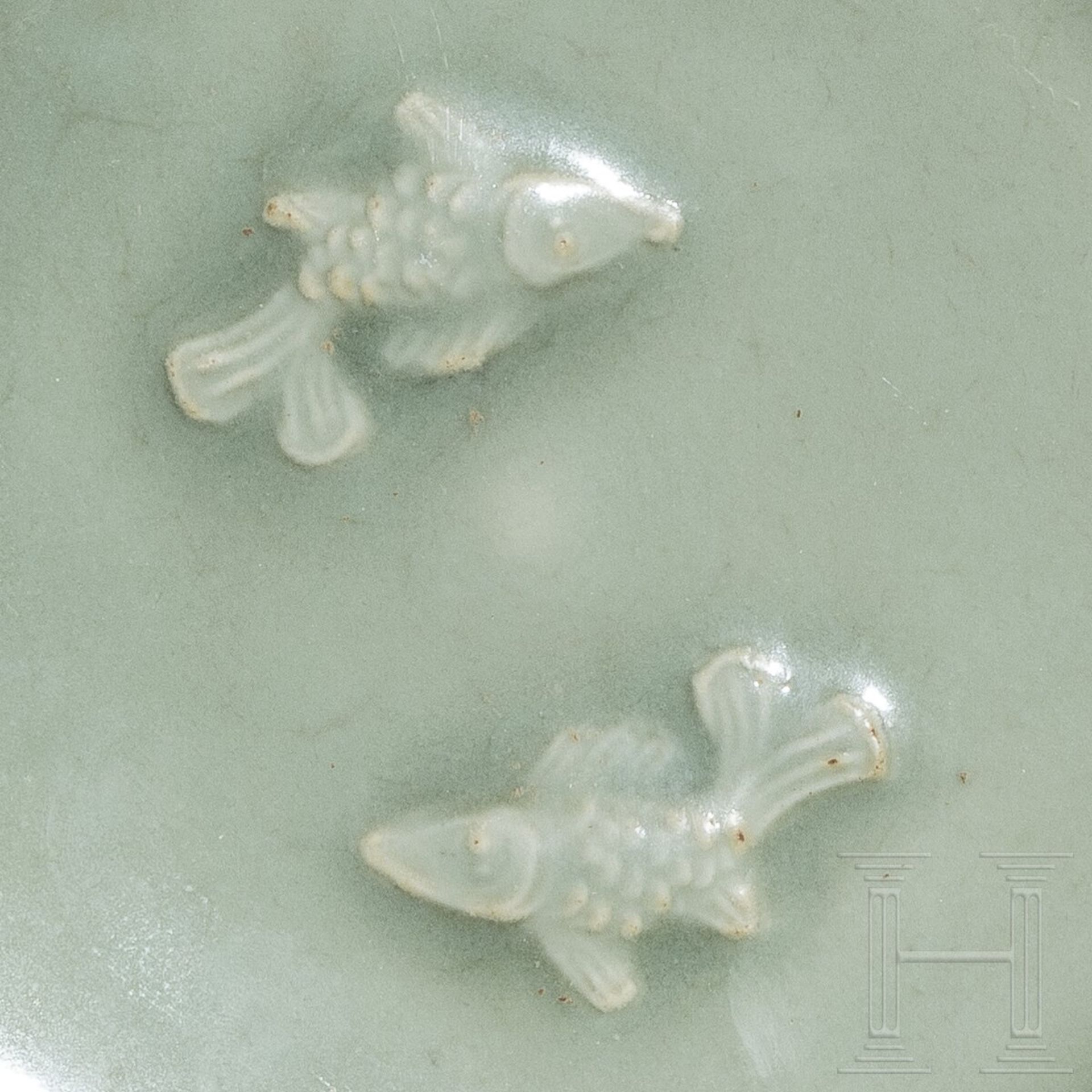 Longquan-Seladon-Schale mit Zwillingsfischen, wohl südliche Song-Dynastie (1127 - 1279) - Bild 5 aus 19