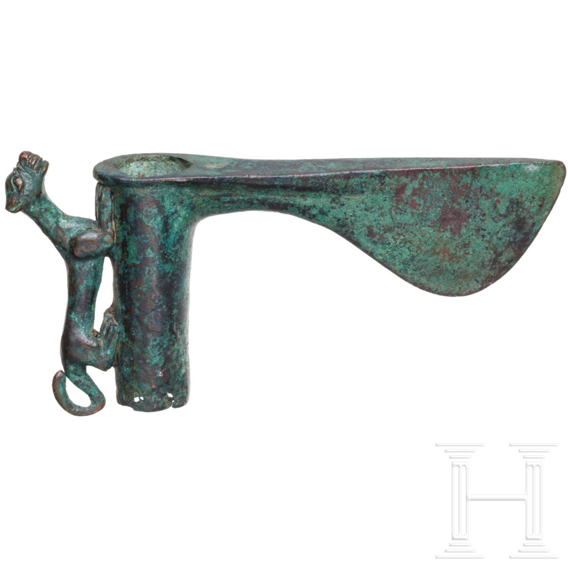 Altorientalische Bronzeaxt mit Tier an Schaftröhre, Mitte 3. Jtsd. v. Chr. - Image 2 of 3