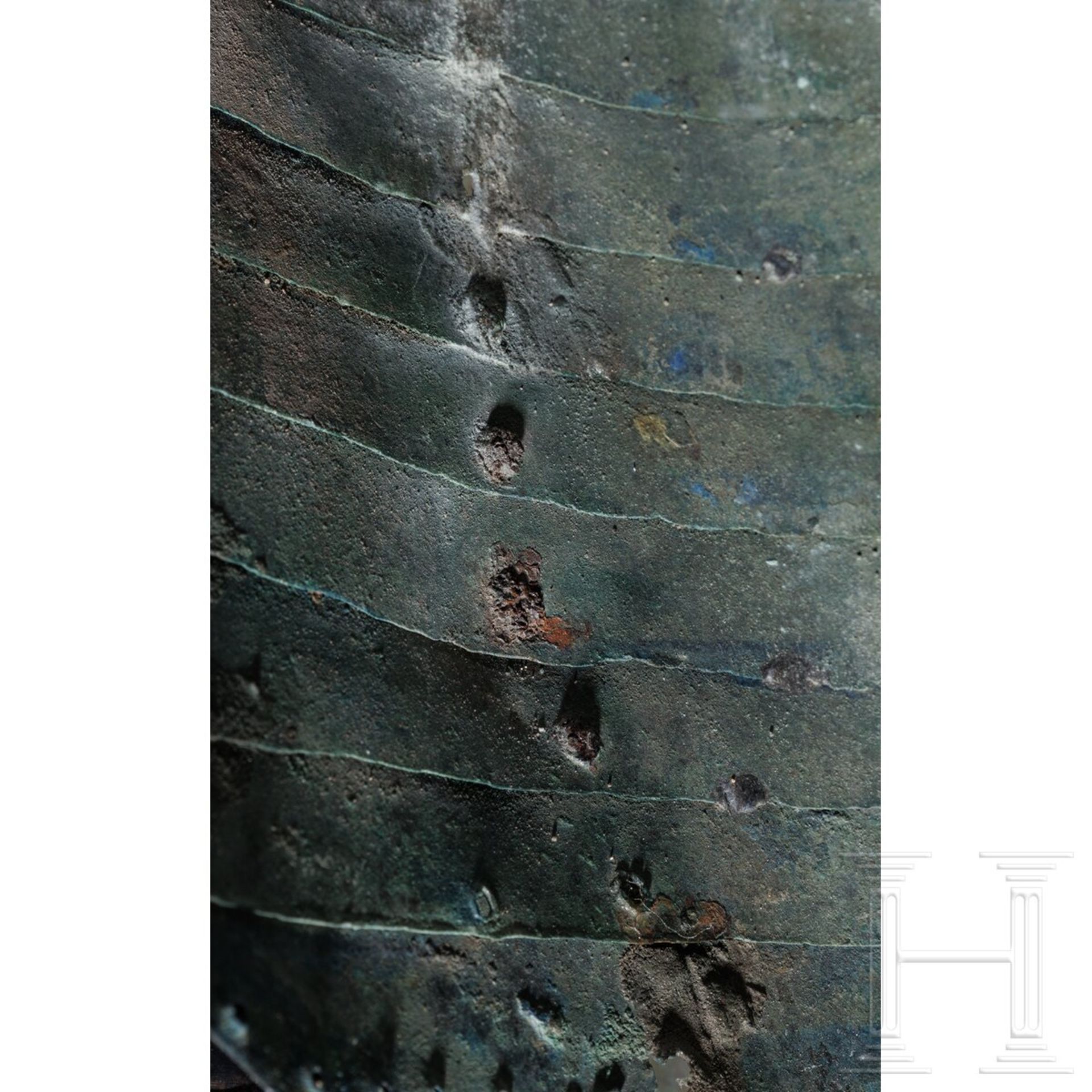 Römische Lamellen-Beinschienen eines Panzerreiters (catafractarius), 3. Jhdt. - Bild 7 aus 9