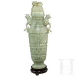 Schwere Jade-Vase mit geschnittener Wandung, China, 19./20. Jhdt.