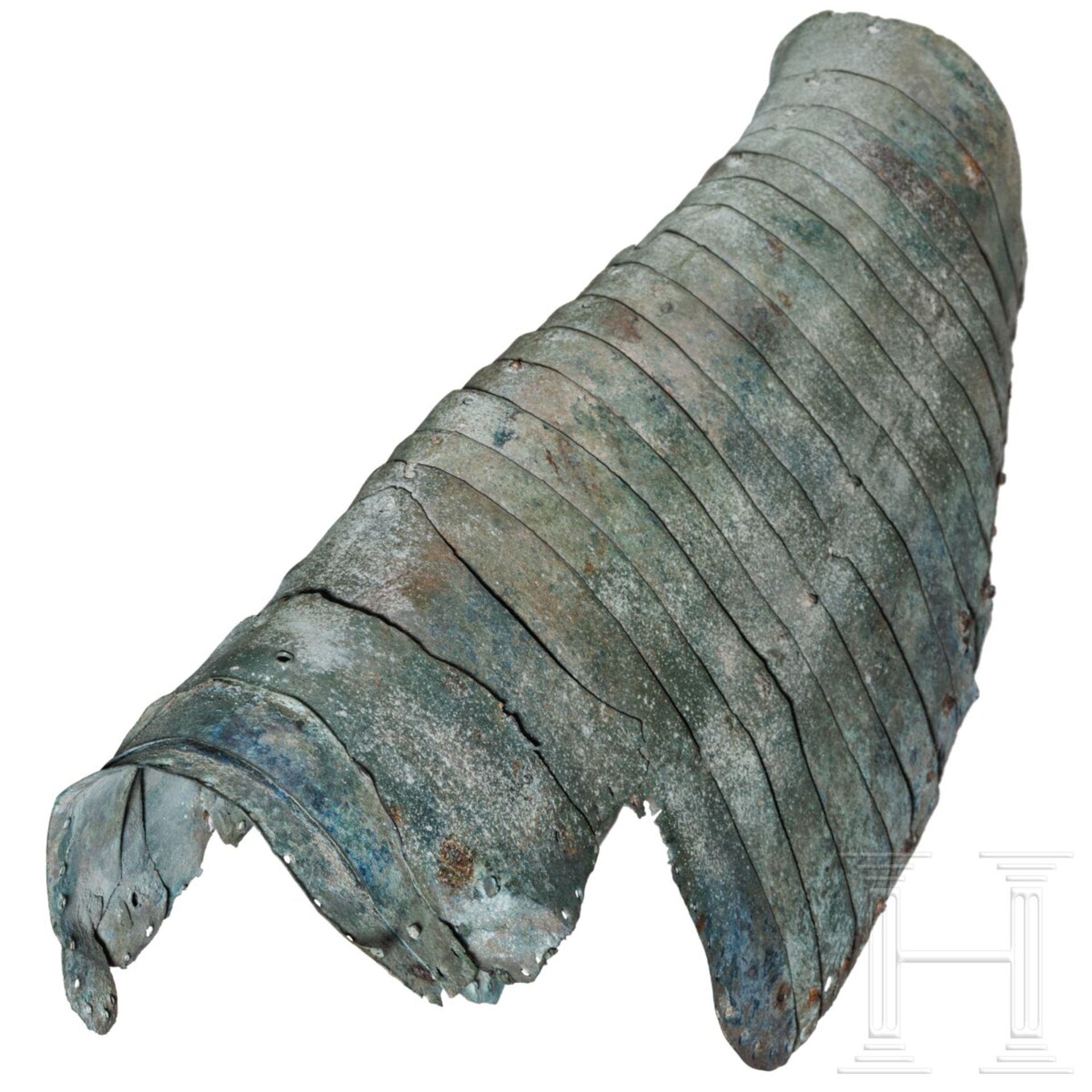 Römische Lamellen-Beinschienen eines Panzerreiters (catafractarius), 3. Jhdt. - Bild 8 aus 9