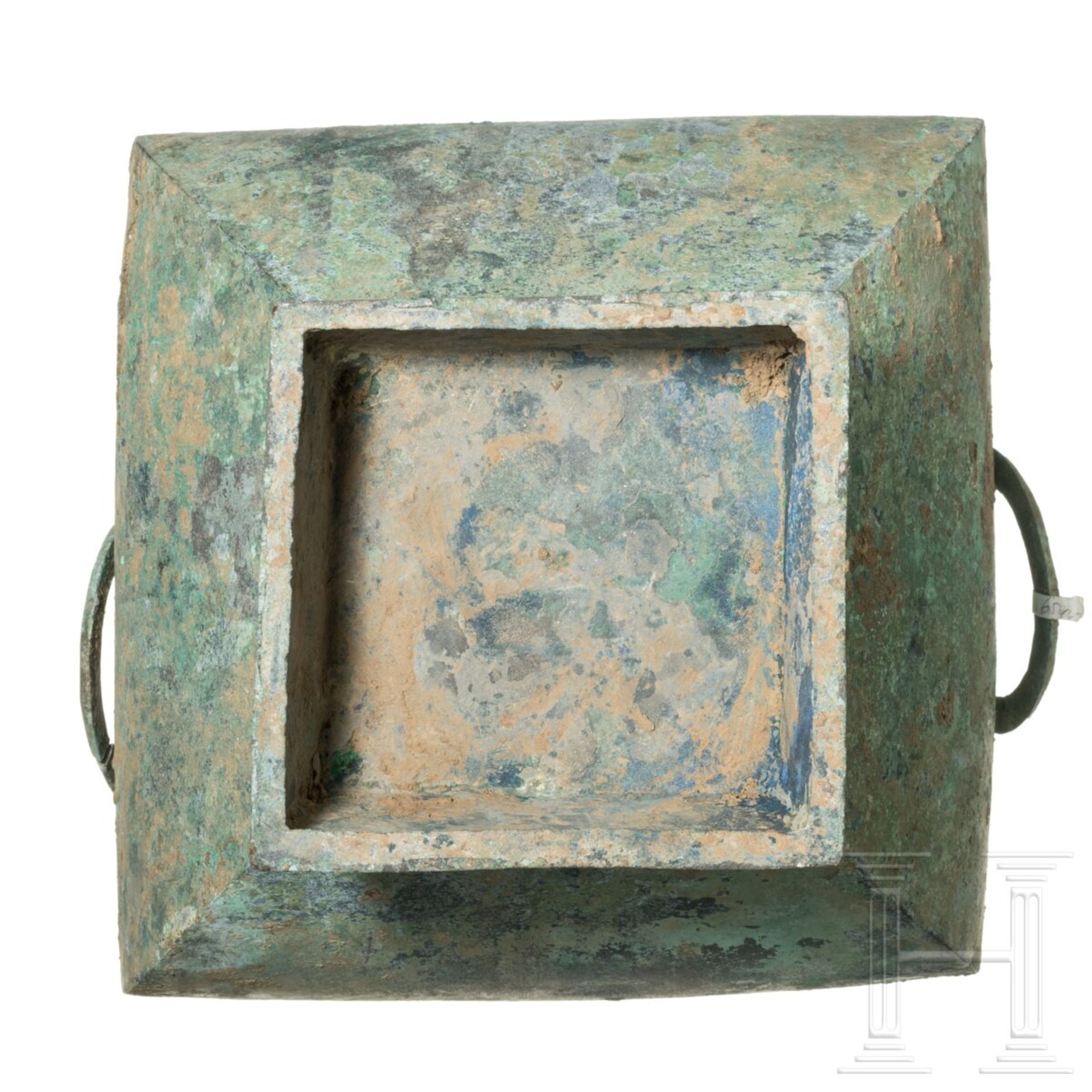 Bronze-Ritualgefäß vom Typ Fanghu, China, Han-Dynastie, 206 v. Chr. - 200 n. Chr. - Bild 7 aus 7