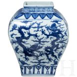 Blau-weiße Vase mit Drachendekor und Jiajing-Sechszeichenmarke (1507 - 1567), China, wohl aus dieser