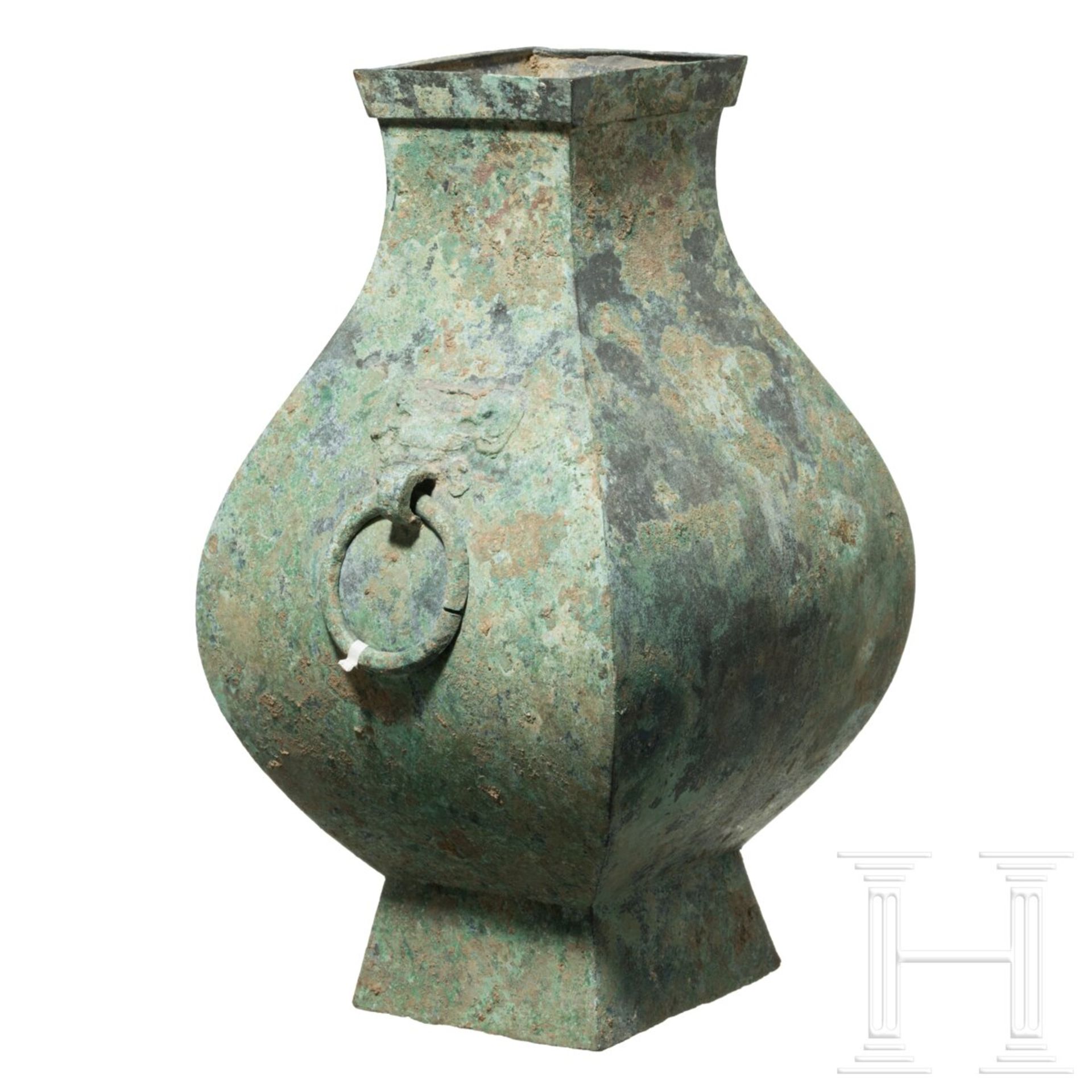 Bronze-Ritualgefäß vom Typ Fanghu, China, Han-Dynastie, 206 v. Chr. - 200 n. Chr. - Bild 2 aus 7