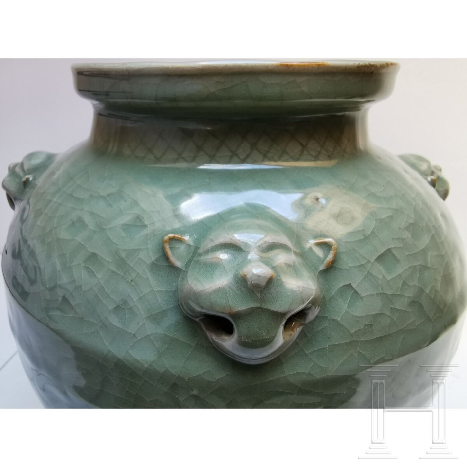 Lonquan-Seladon-Vase mit Grotesken, China, wohl Yuan-Dynastie - Bild 18 aus 24