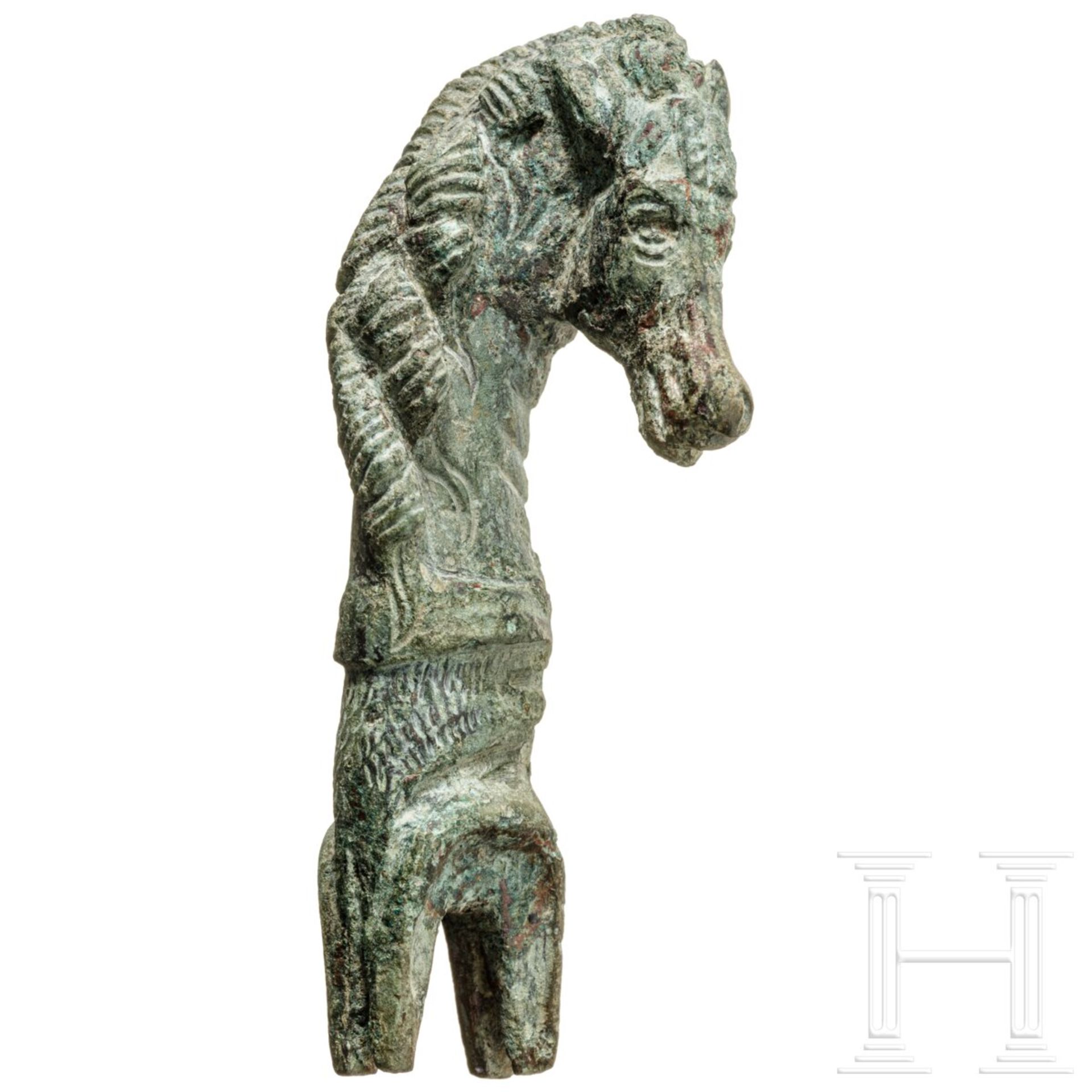Pferdekopf-Endstück eines Gerätegriffs, Bronze, römisch, 2. - 3. Jhdt. 