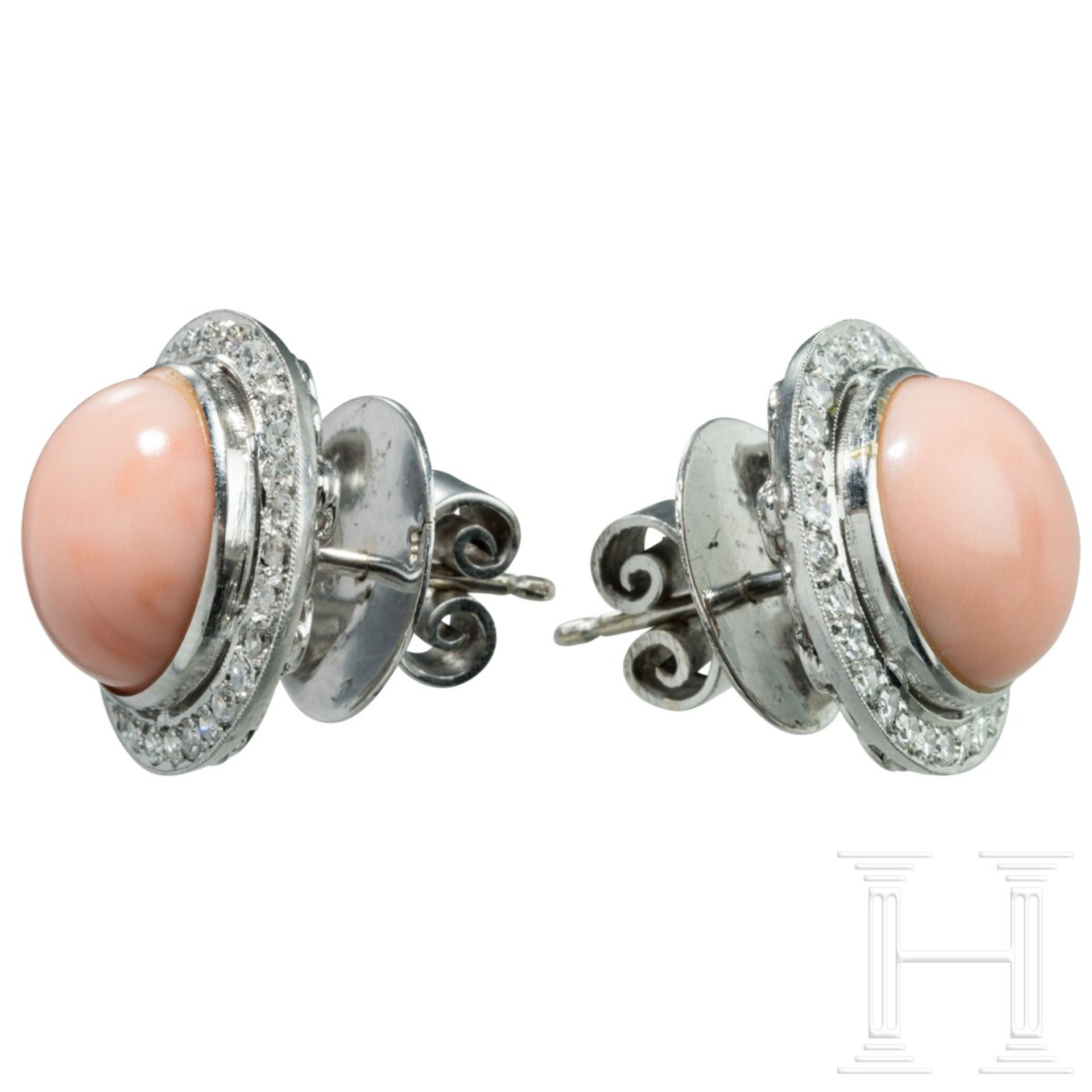 Ein Paar Ohrringe mit Engelskoralle  - Bild 2 aus 5